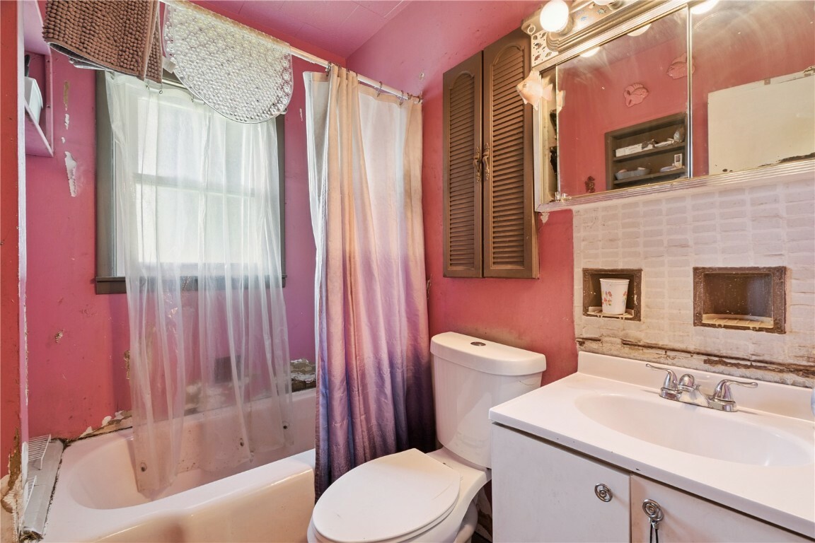 Property Photo:  1121 15th Avenue SW  IA 52404 