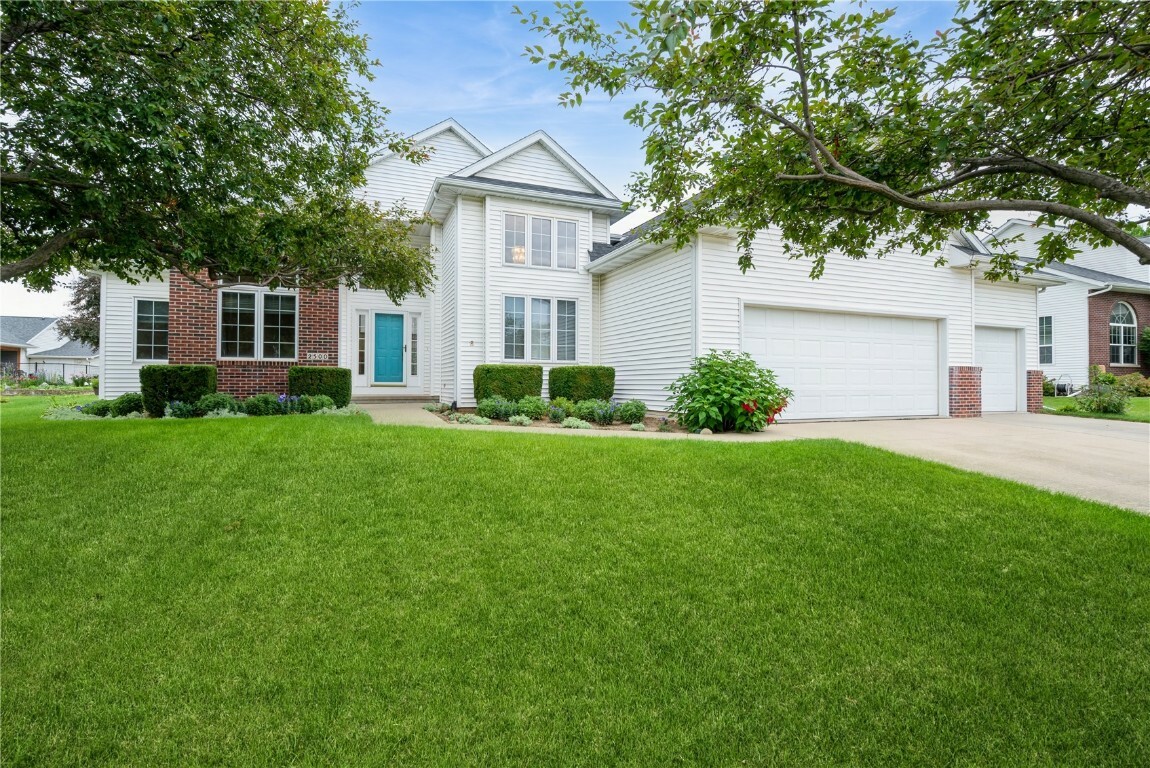 Property Photo: 2500 Creekside Dr IA 52233