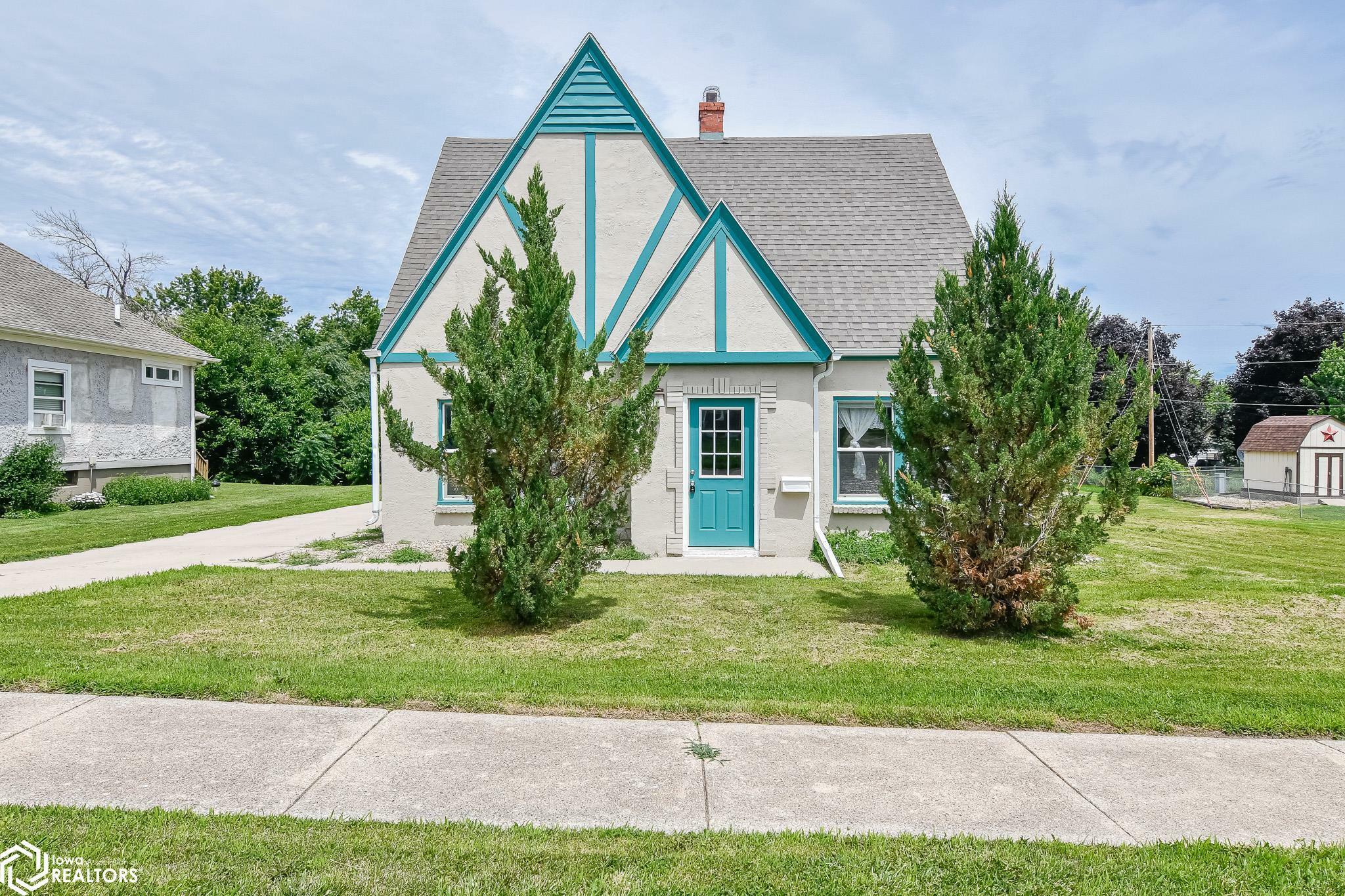 Property Photo: 1016 E Anson Street IA 50158