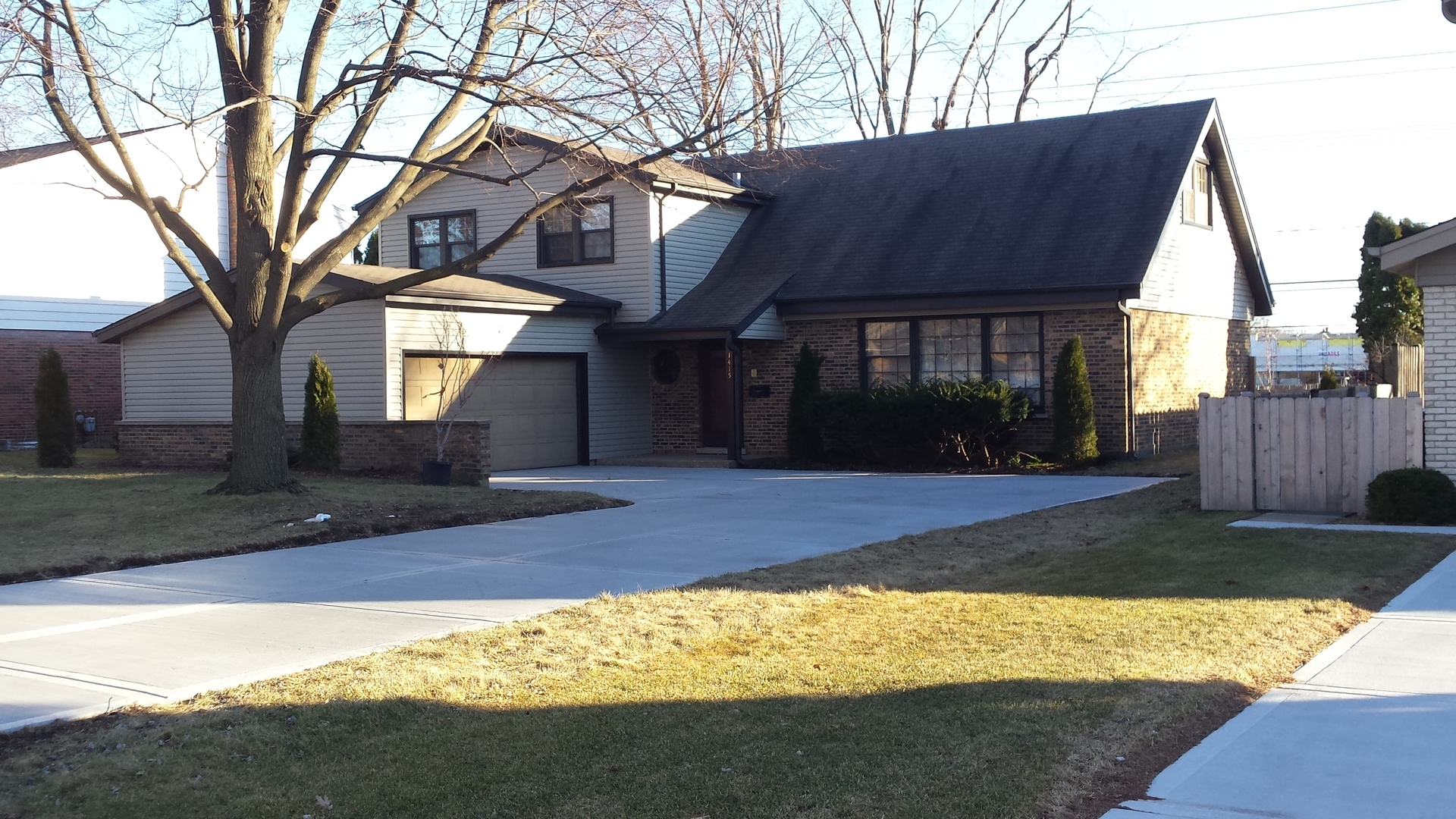 Property Photo: 1415 E Rosehill Drive IL 60004