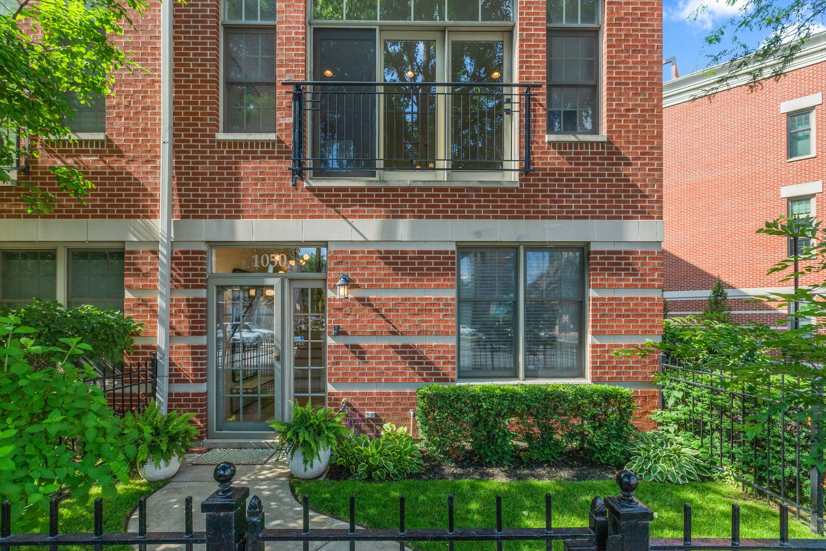 Property Photo:  1050 W Fry Street  IL 60642 