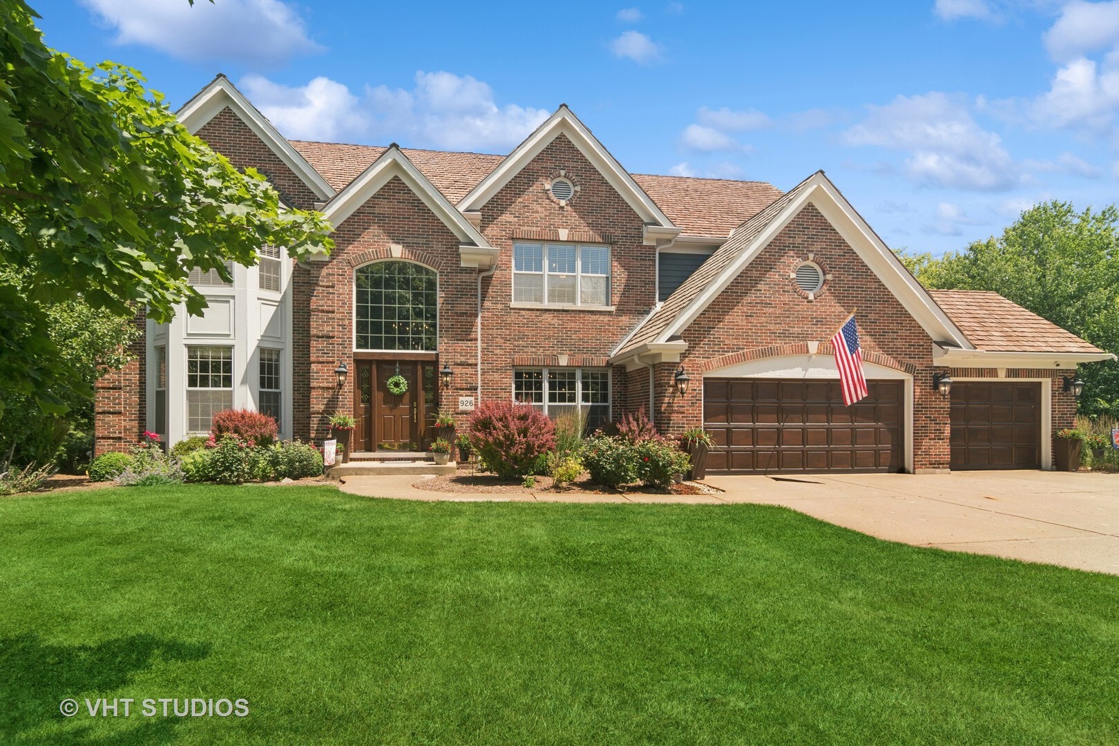 Property Photo: 926 Lakewood Drive IL 60010