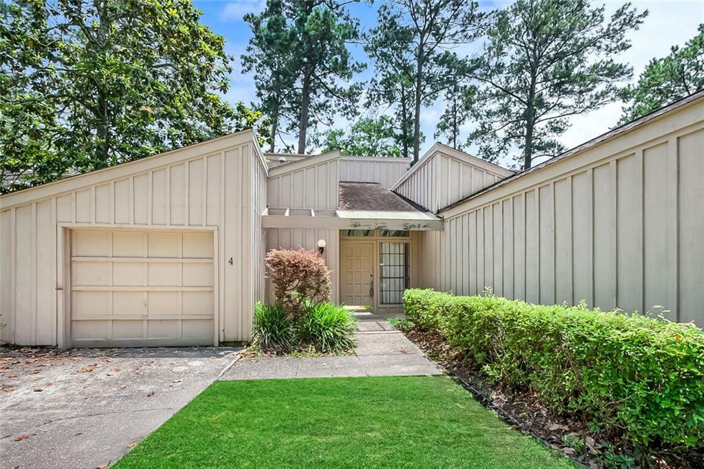 Property Photo: 4 S Court Villa Drive LA 70471