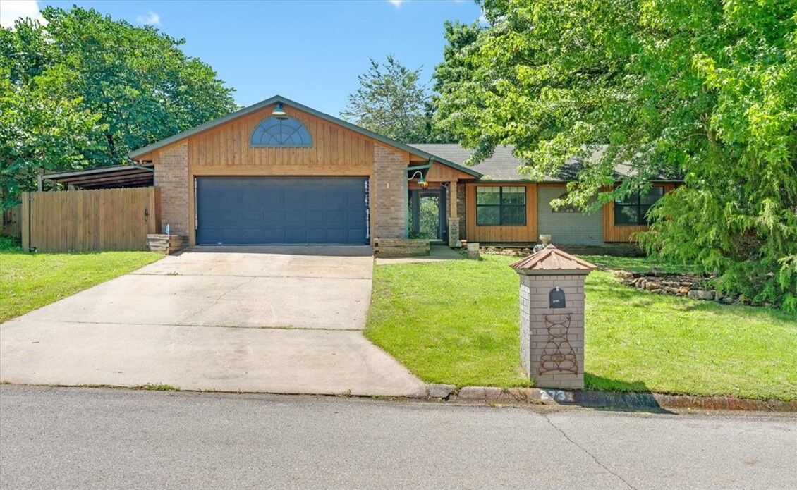 Property Photo:  2733 E Ferguson Avenue  AR 72703 