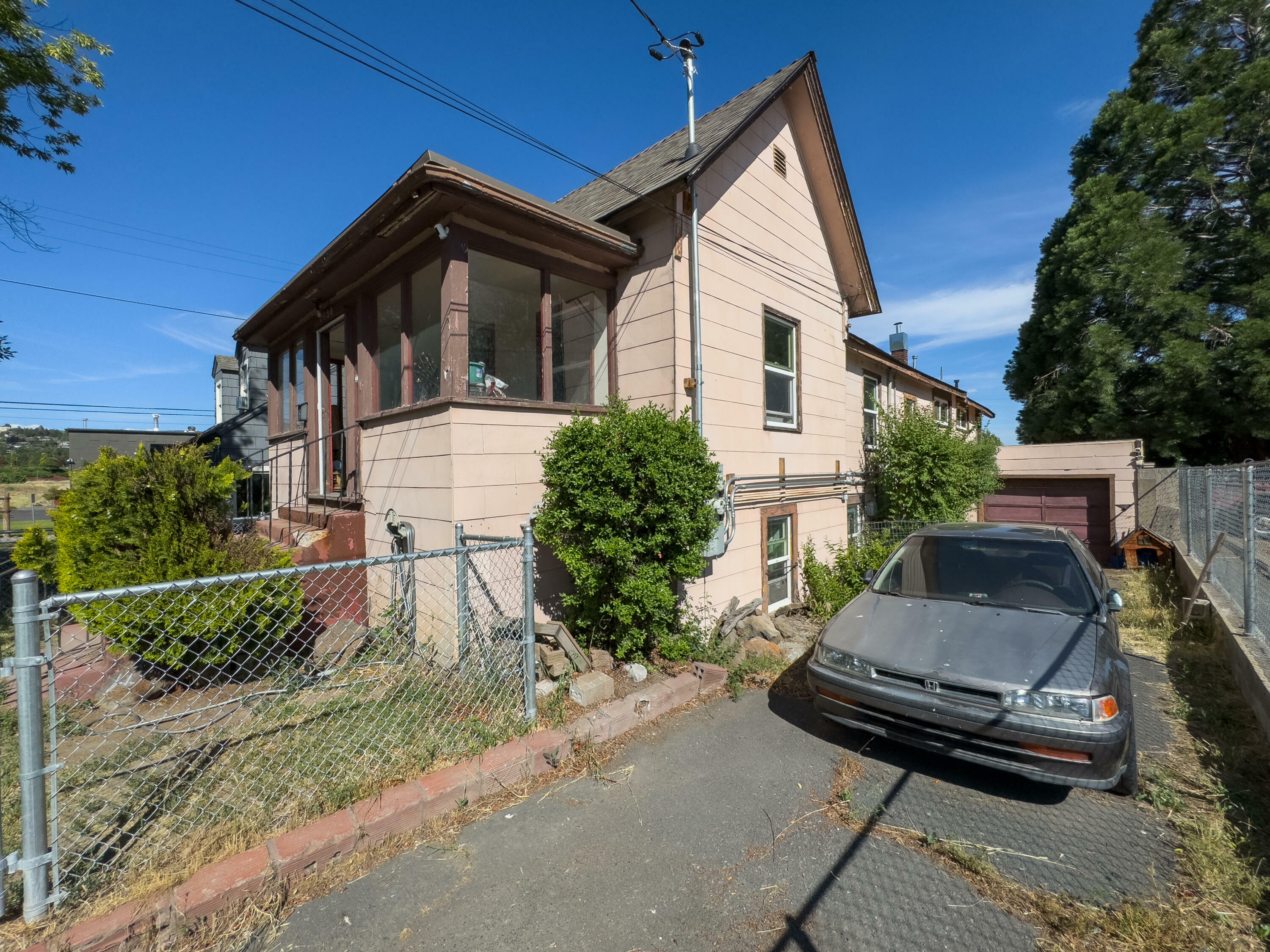 Property Photo: 1034 High Street OR 97601