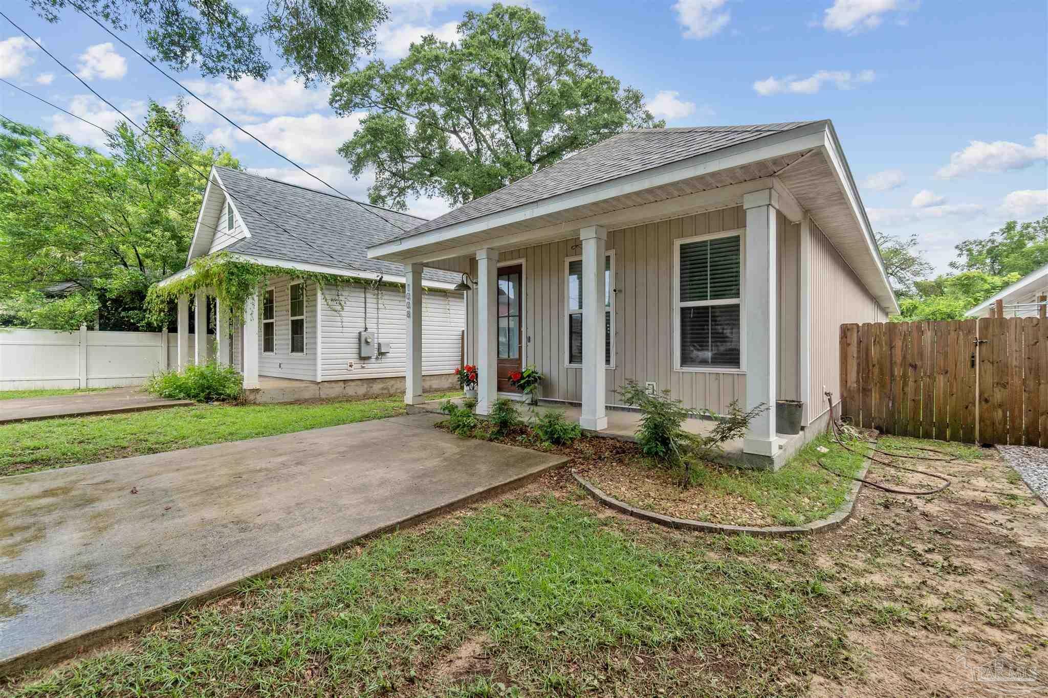 Property Photo: 1008 N D St FL 32501