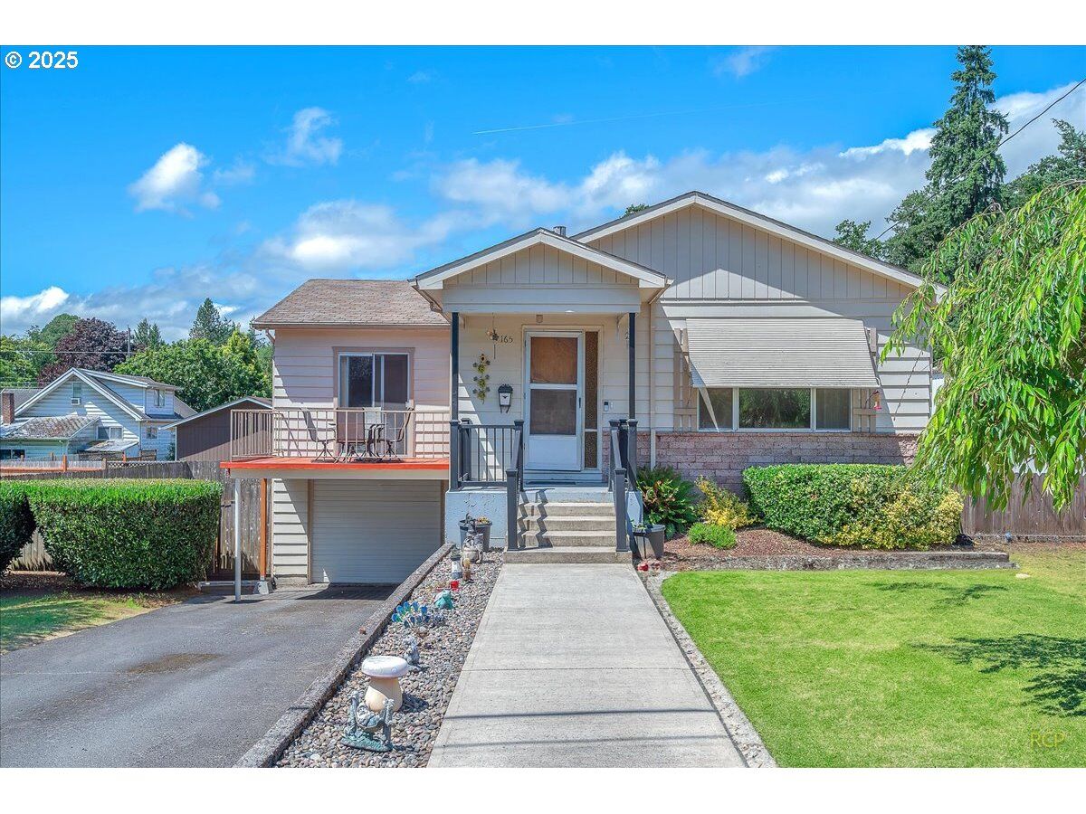 Property Photo: 165 N 6th St OR 97051