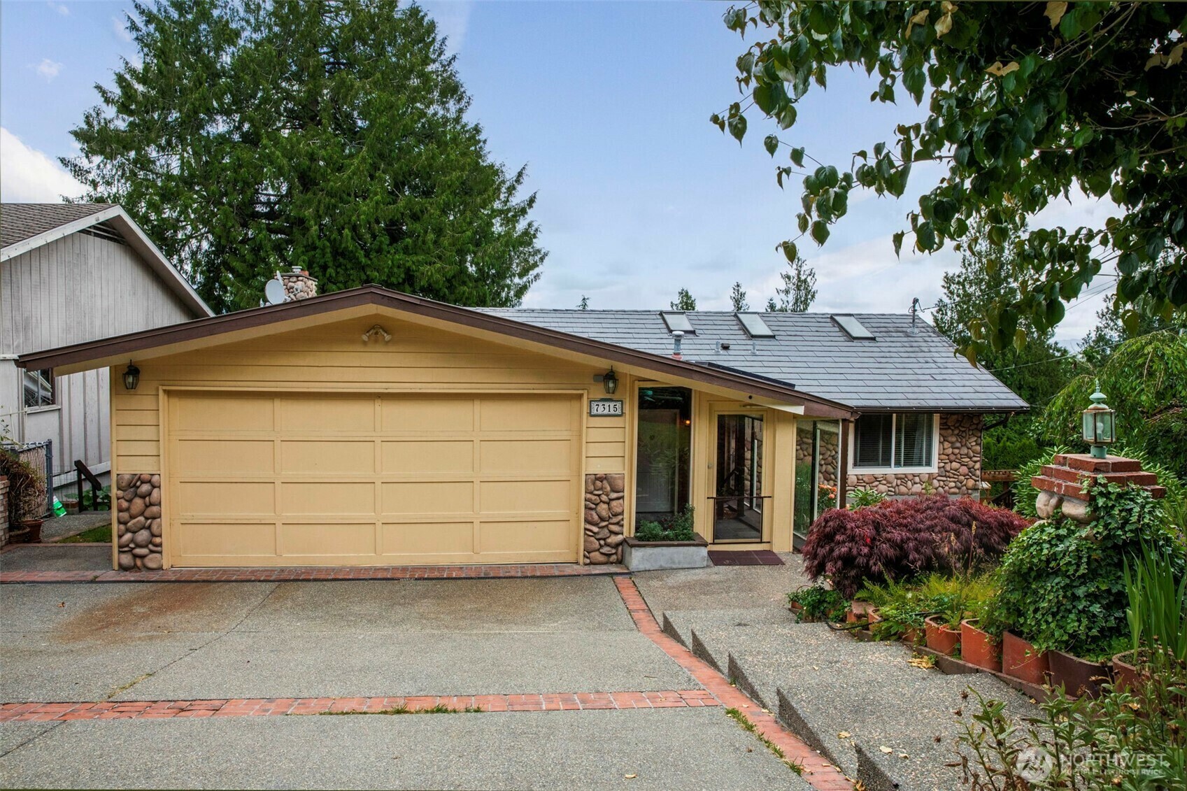 Property Photo:  7315  Yew Street  WA 98203 