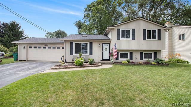 Property Photo:  1875 Lakesview Drive  MI 48371 