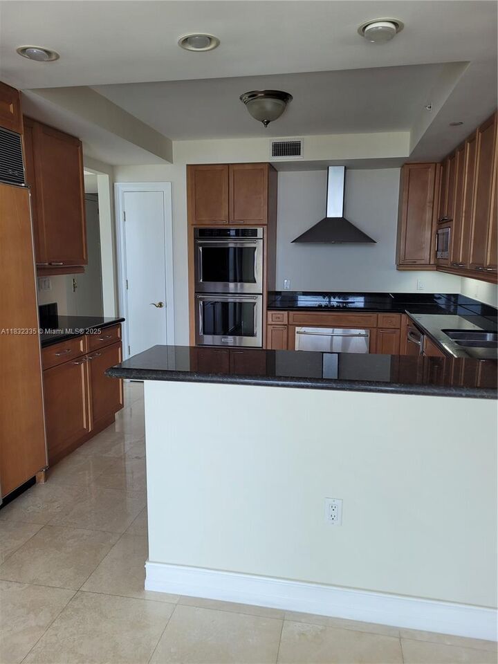 Property Photo: 20201 E Country Club Dr 2203 FL 33180