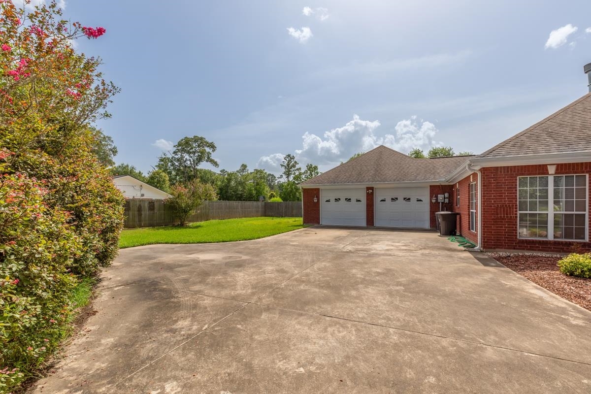 Property Photo:  250 Oakland  TX 77662 