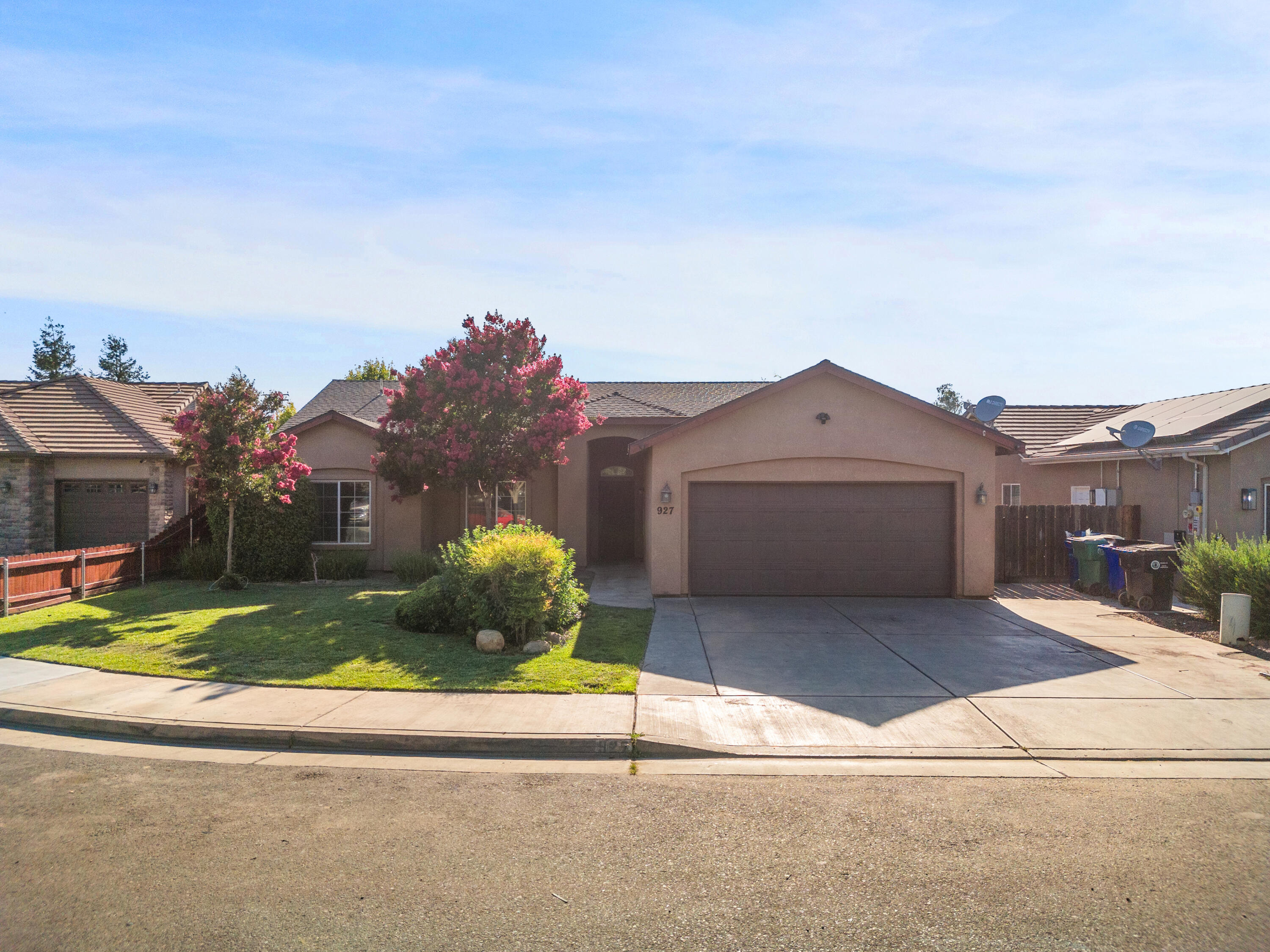 Property Photo: 927 Shadowood Place CA 93257