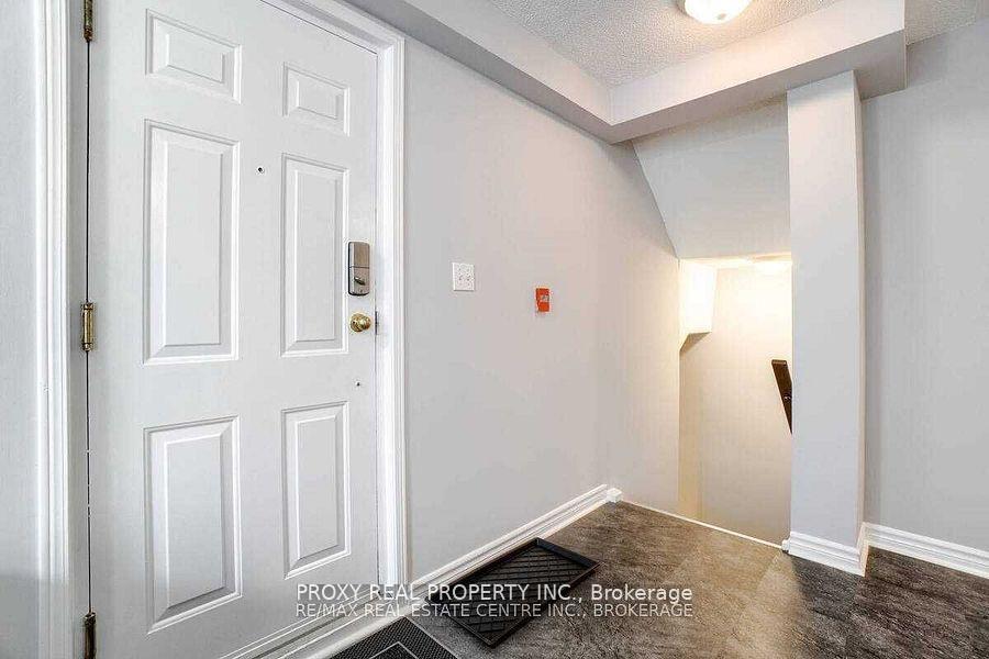 Property Photo: 75 Weldrick Road E 829 ON L4C 0H9