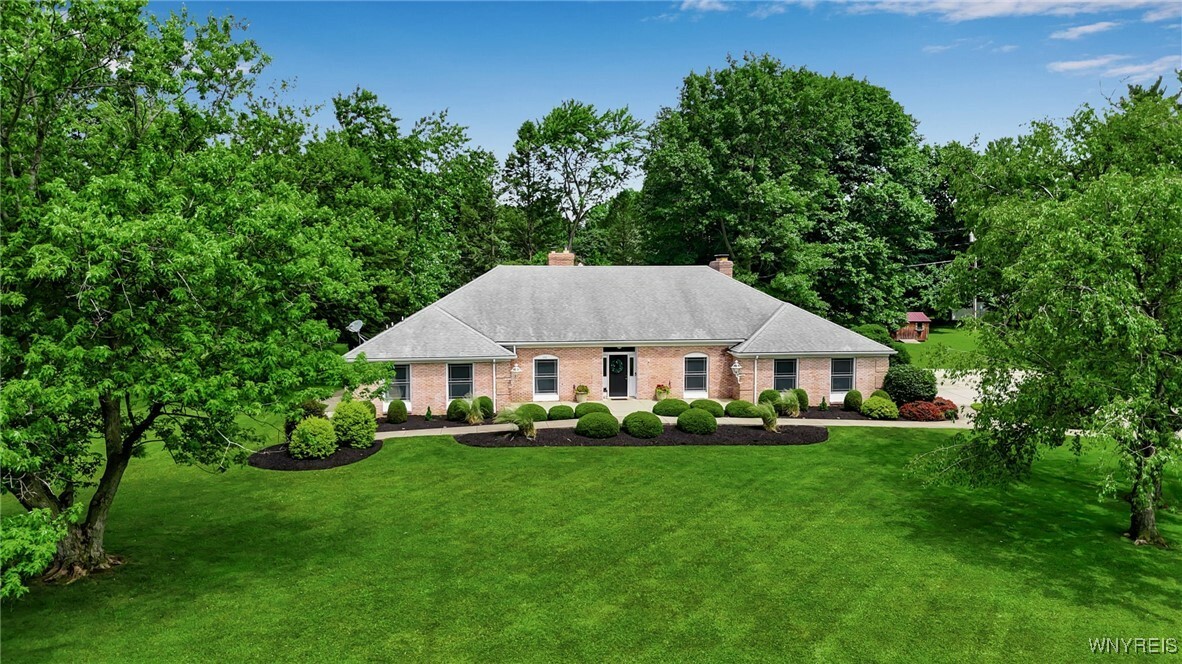 4901 Pineledge Drive W  Clarence NY 14031 photo