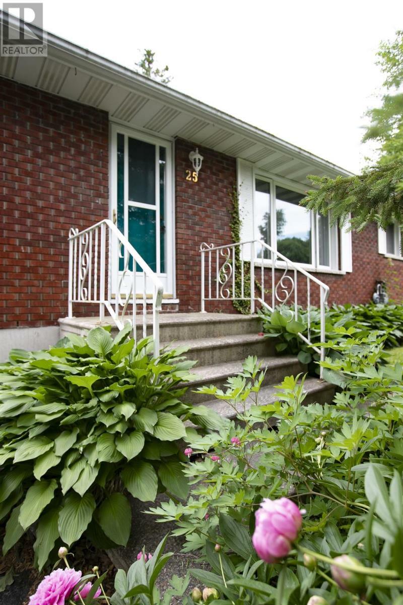 Property Photo:  25 Primose Dr  ON P6B 4E7 