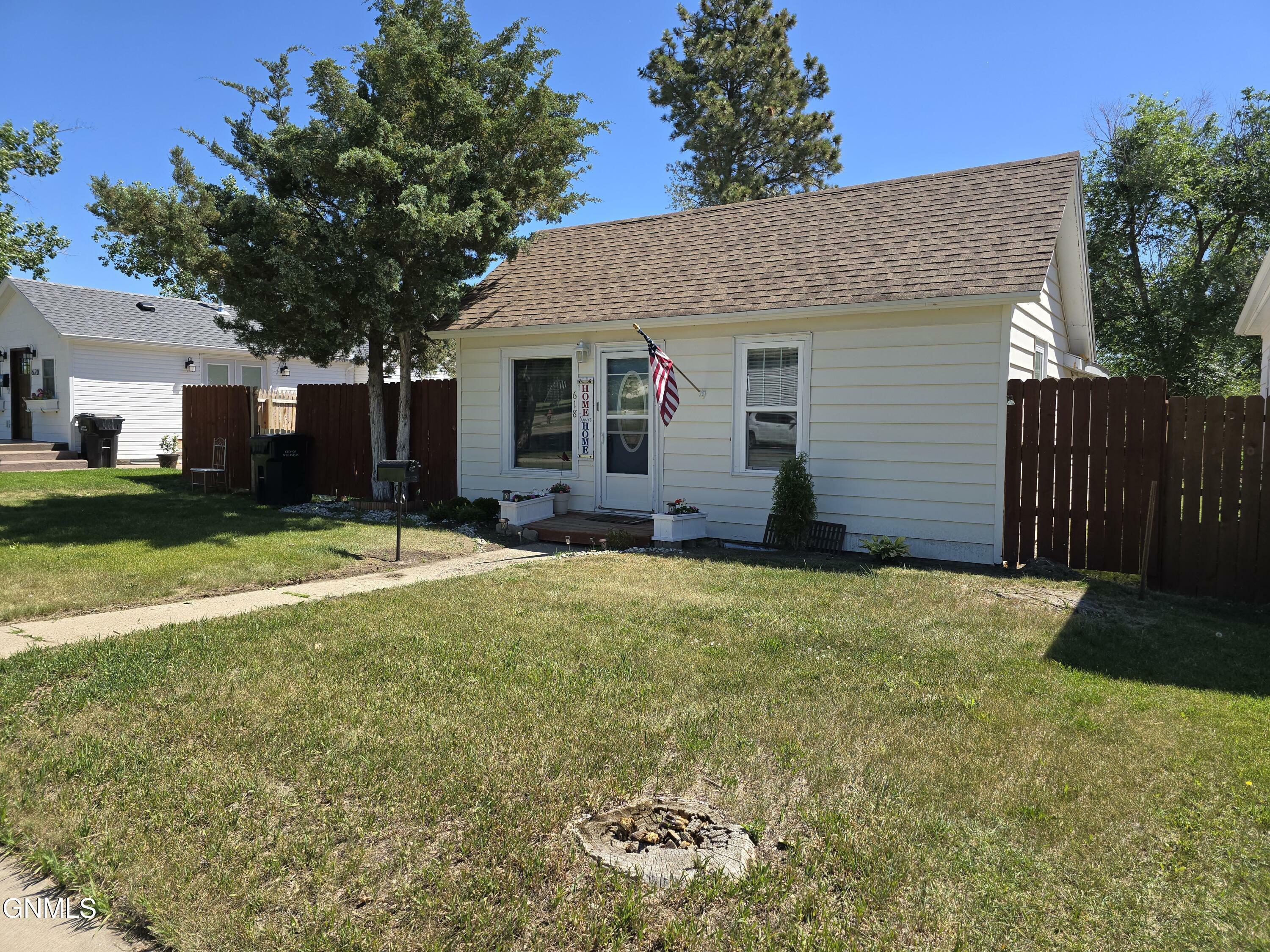 Property Photo: 618 7th Avenue W ND 58801