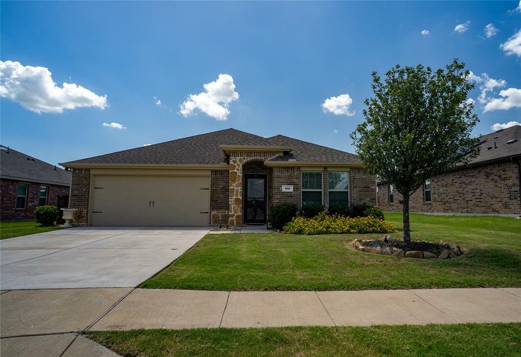 Property Photo: 910 Community Way TX 75189