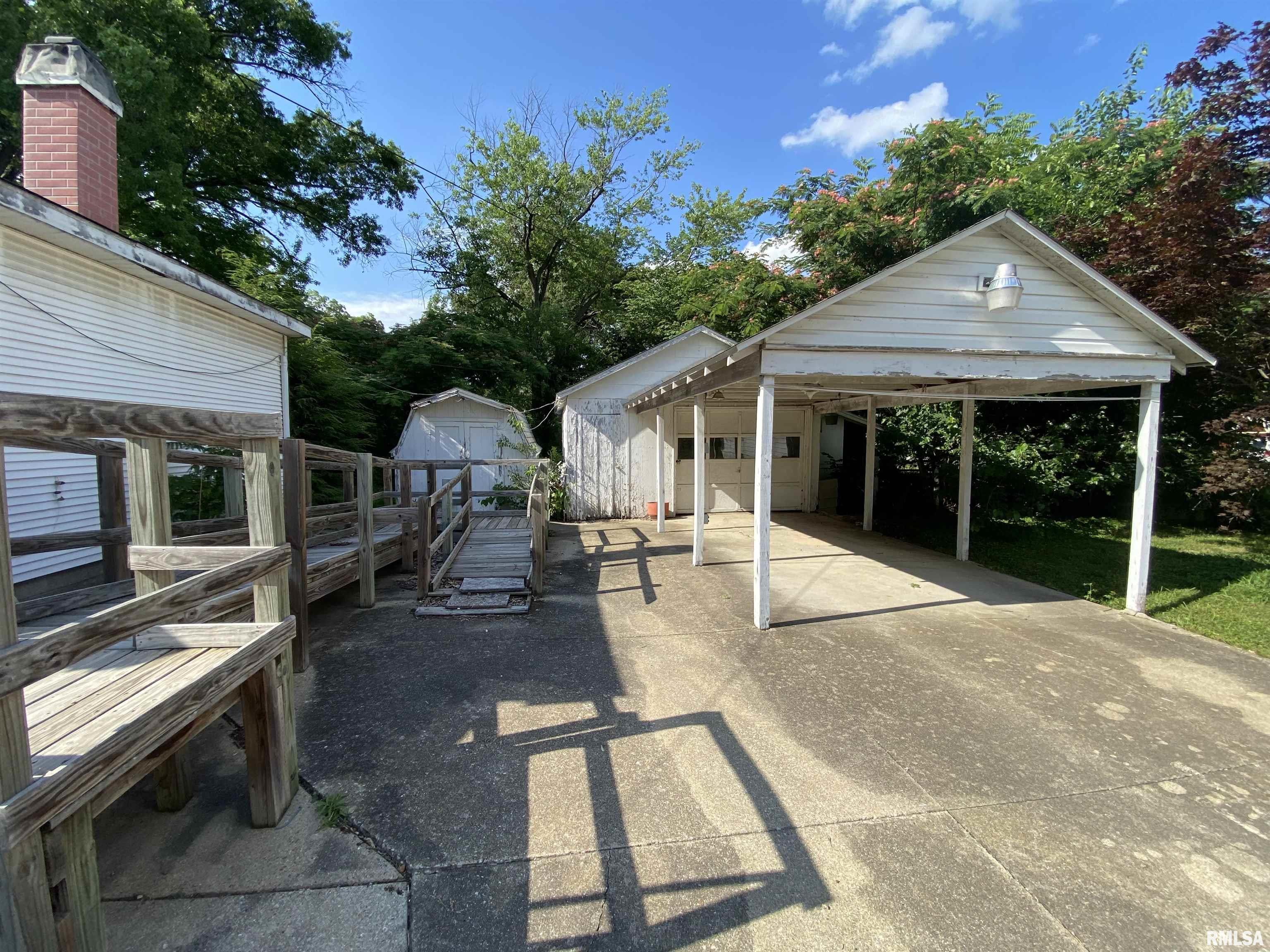 Property Photo: 333 S Hickory Street IL 62801