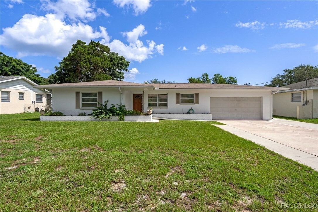 Property Photo: 910 Spruce Street FL 34452