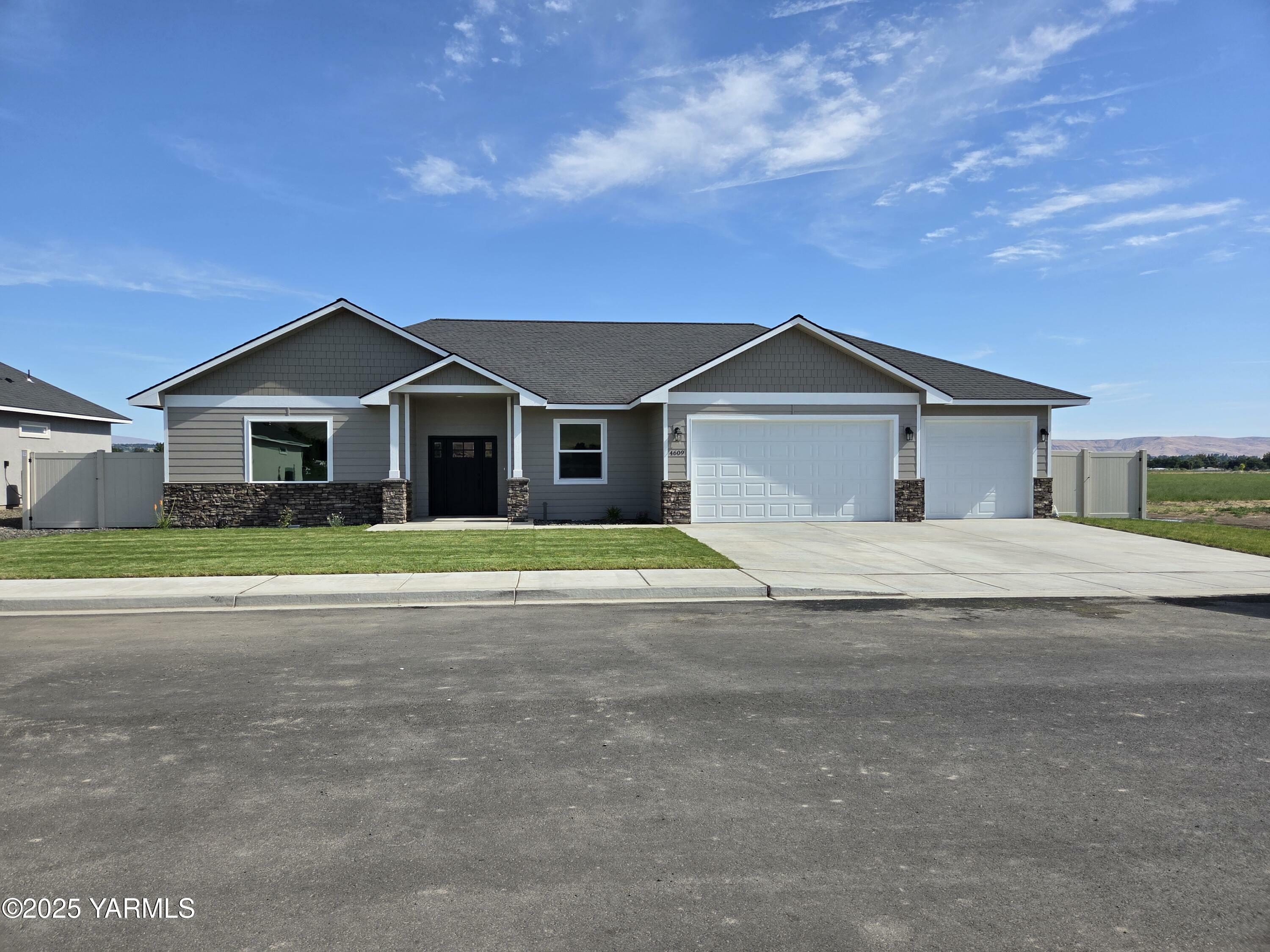 4609 W Larch Ave  Yakima WA 98903 photo