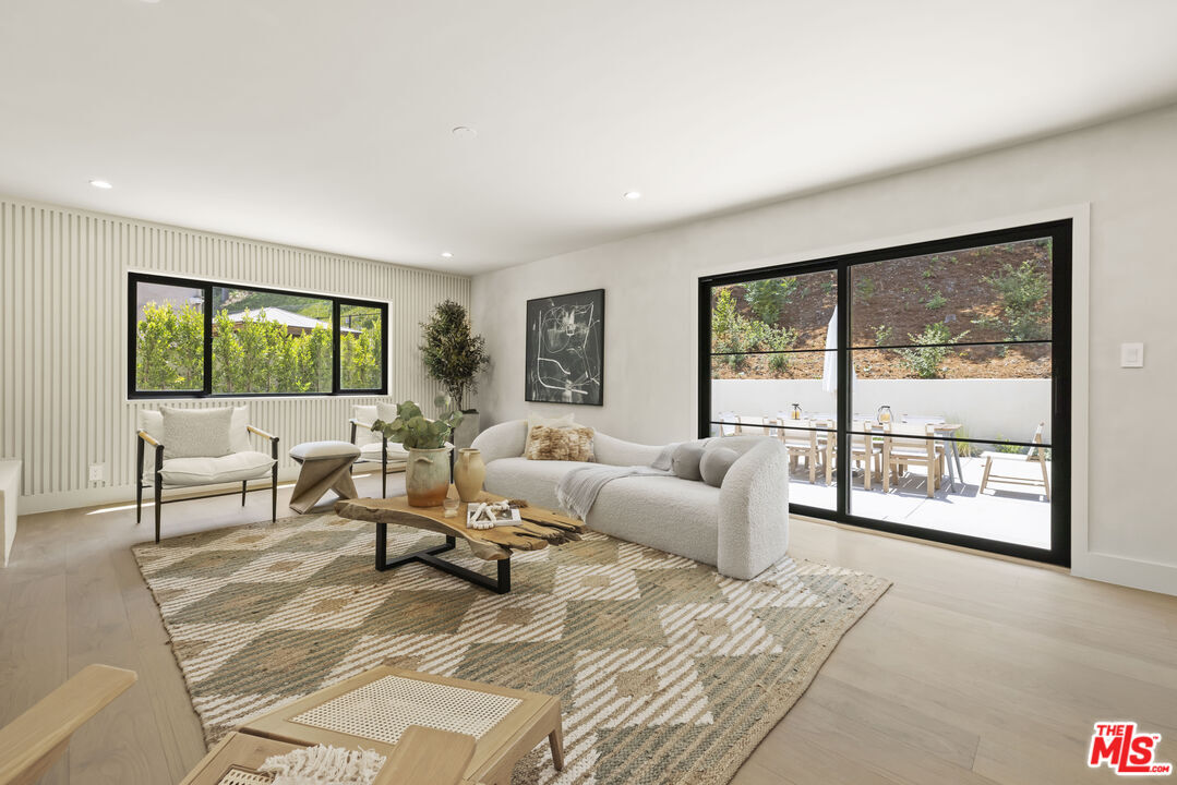 Property Photo: 11268 Dona Lola Dr CA 91604