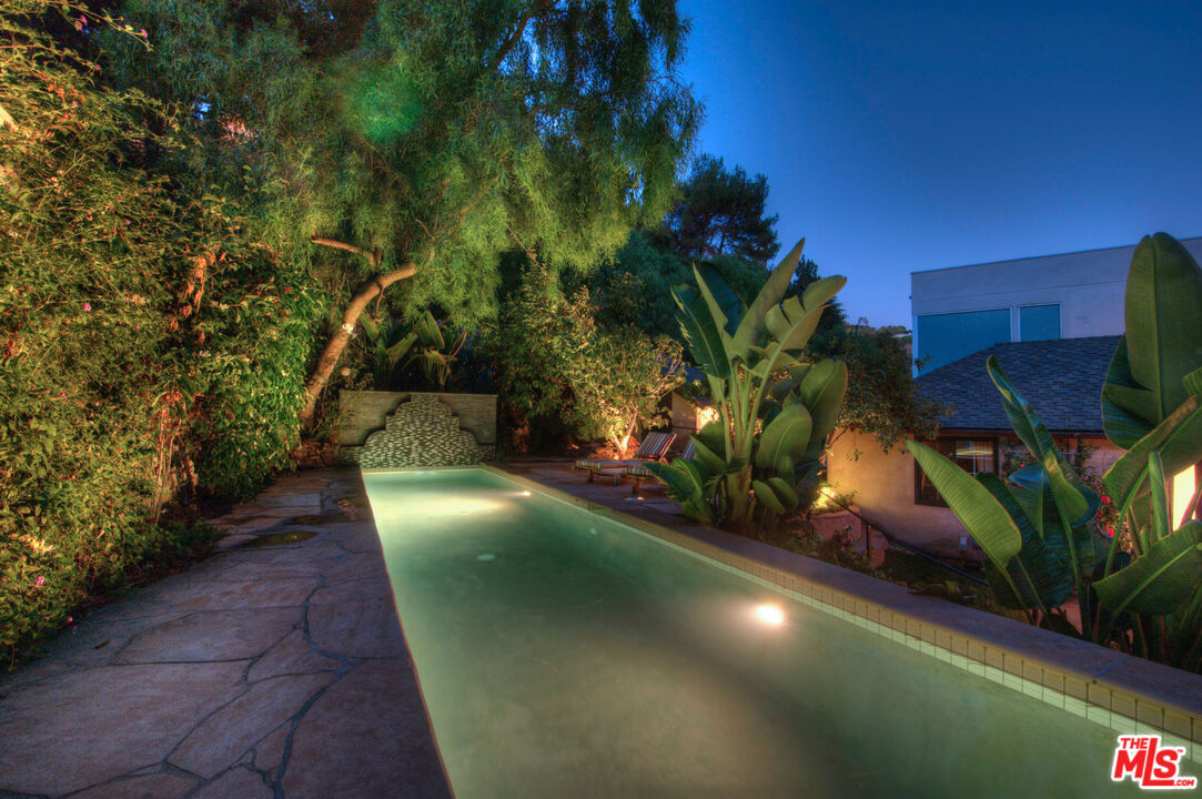 Property Photo:  1600 Benedict Canyon Dr  CA 90210 