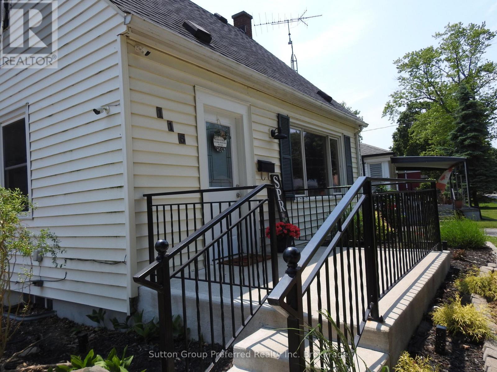 Property Photo: 116 Sunnyside Avenue ON N7M 2A1