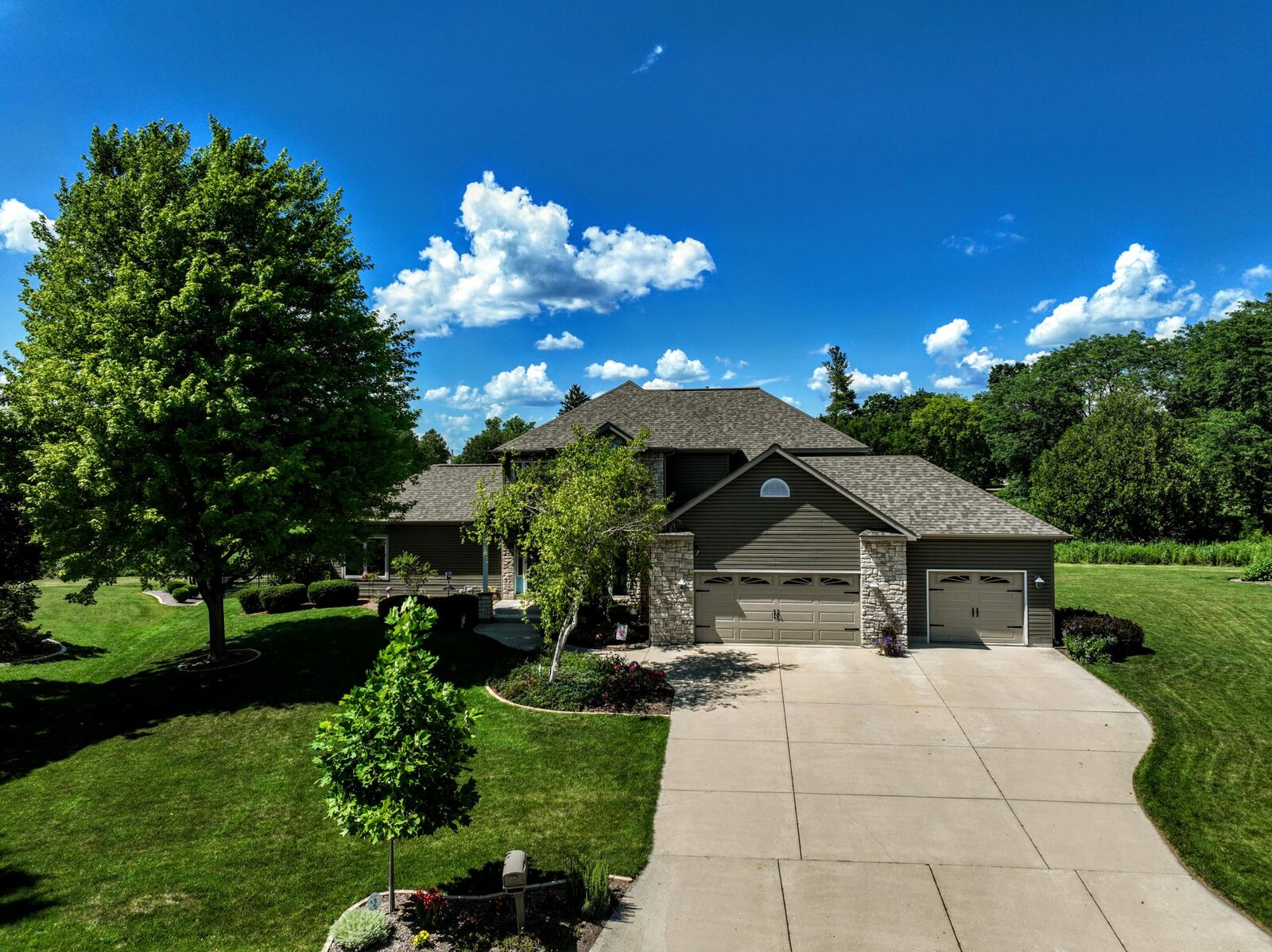 Property Photo: 615 Fairway Cir WI 53549