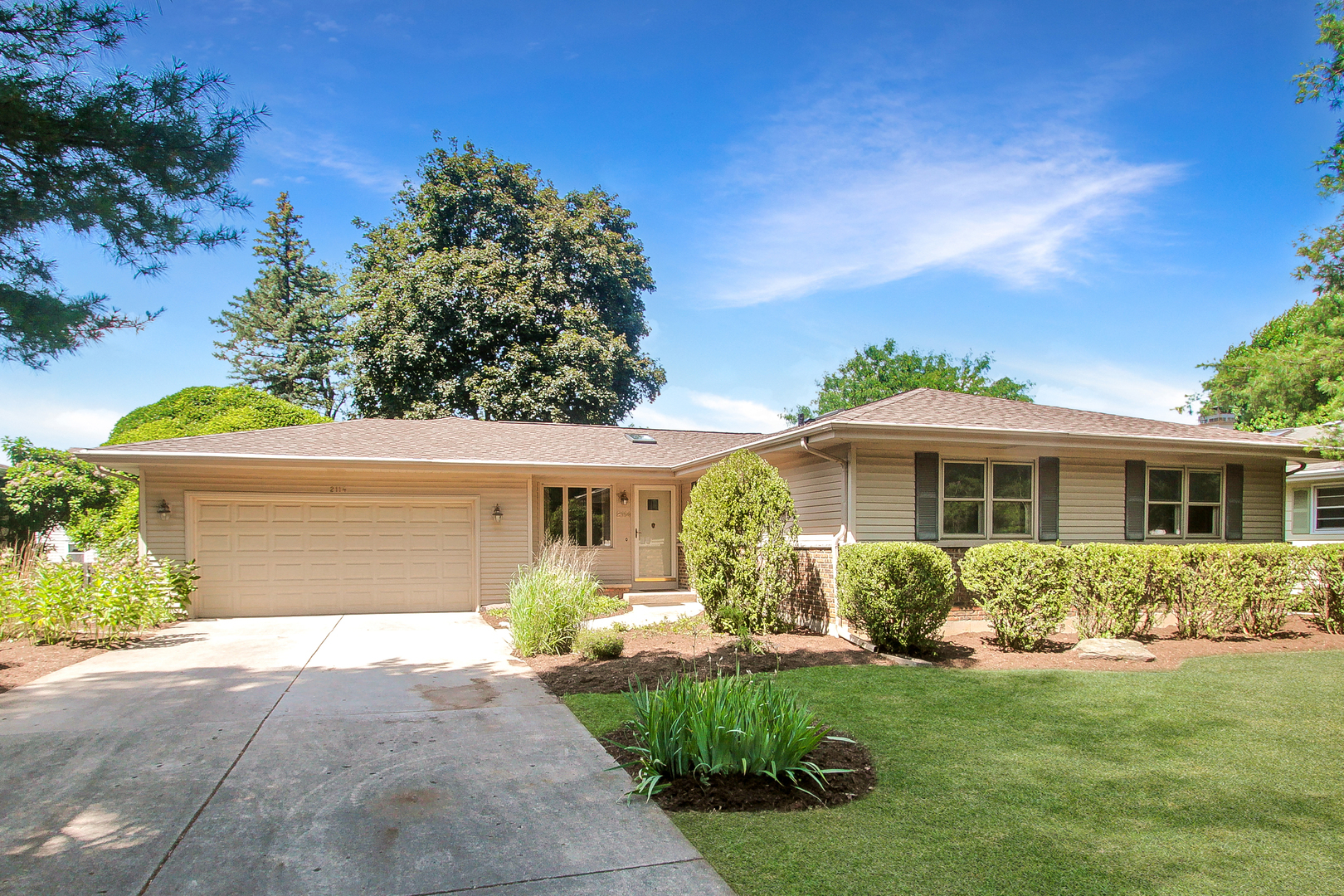 Property Photo:  2114 Country Knoll Lane  IL 60123 