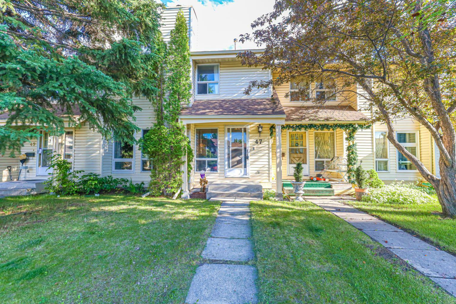 Property Photo: 47 Woodhill Court SW AB T2W 3P1