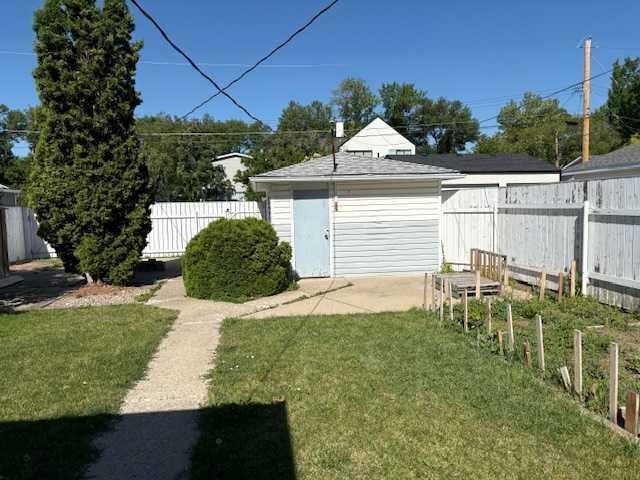 Property Photo: 722 20 Street S AB T1J 3J4