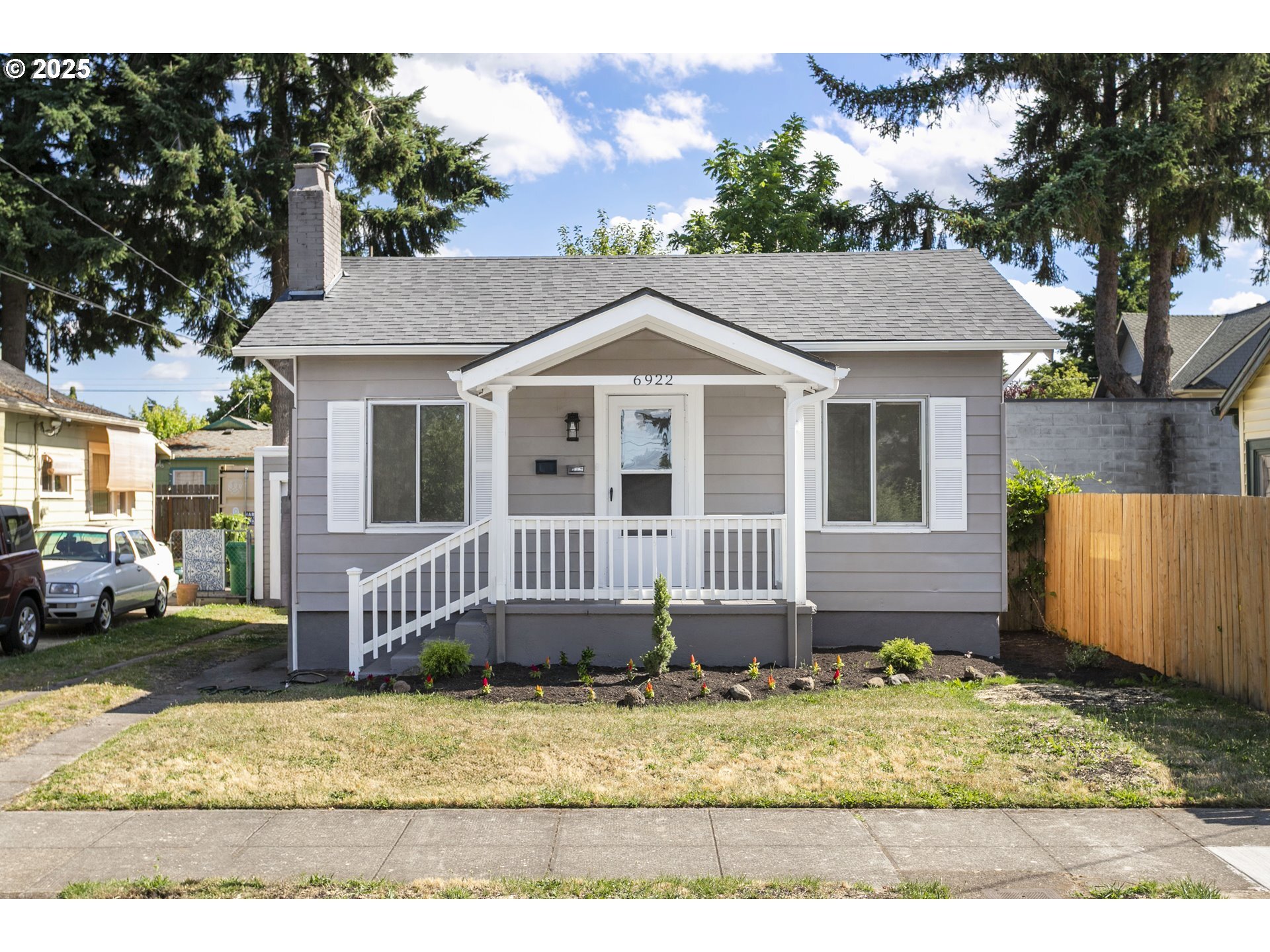 Property Photo: 6922 SE Ramona St OR 97206