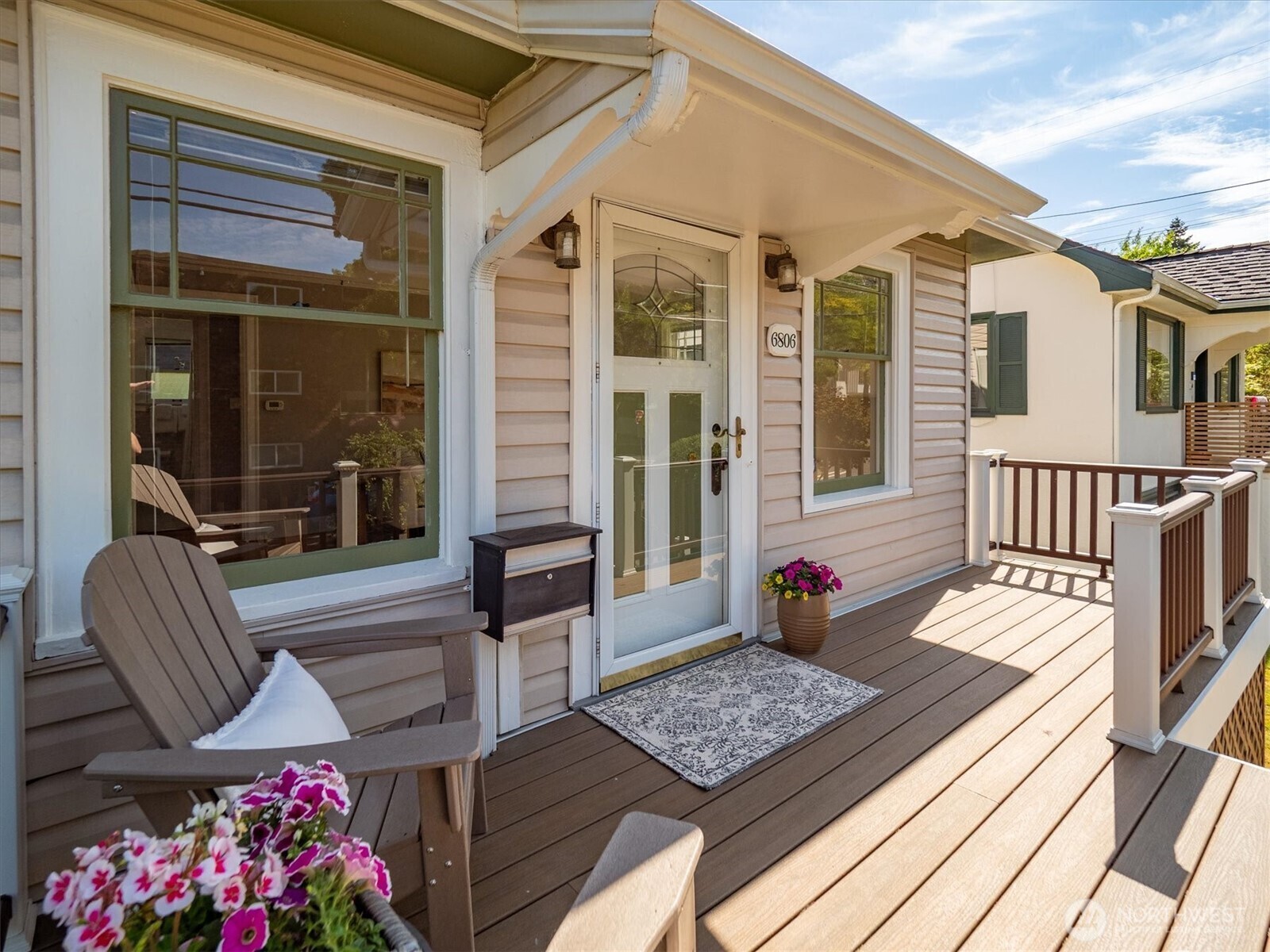 Property Photo: 6806 Woodlawn Avenue NE WA 98115