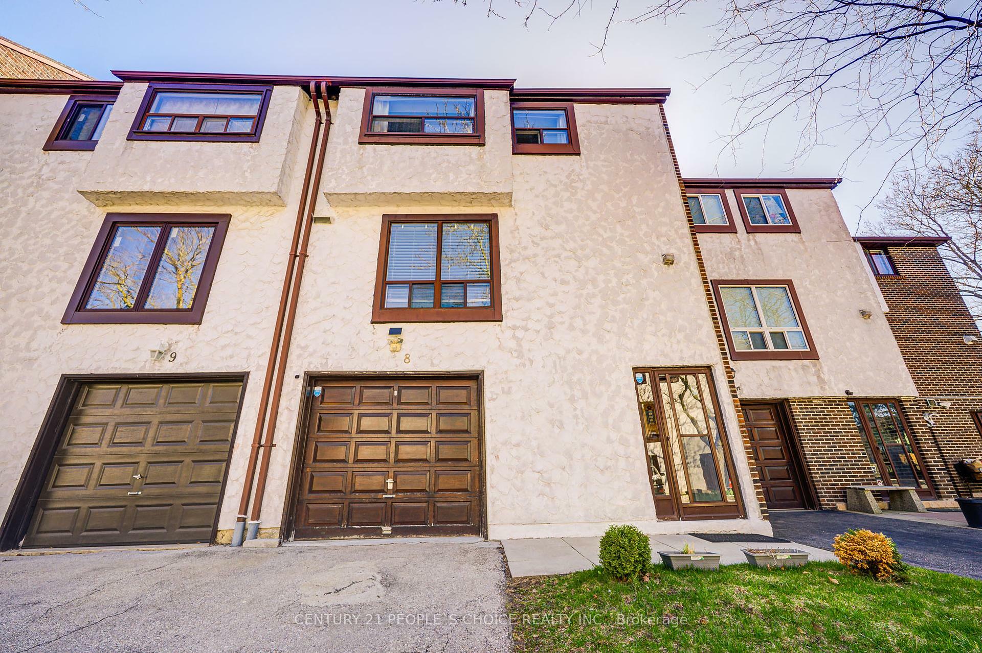 Property Photo: 4020 Brandon Gate Drive 8 ON L4T 3W8