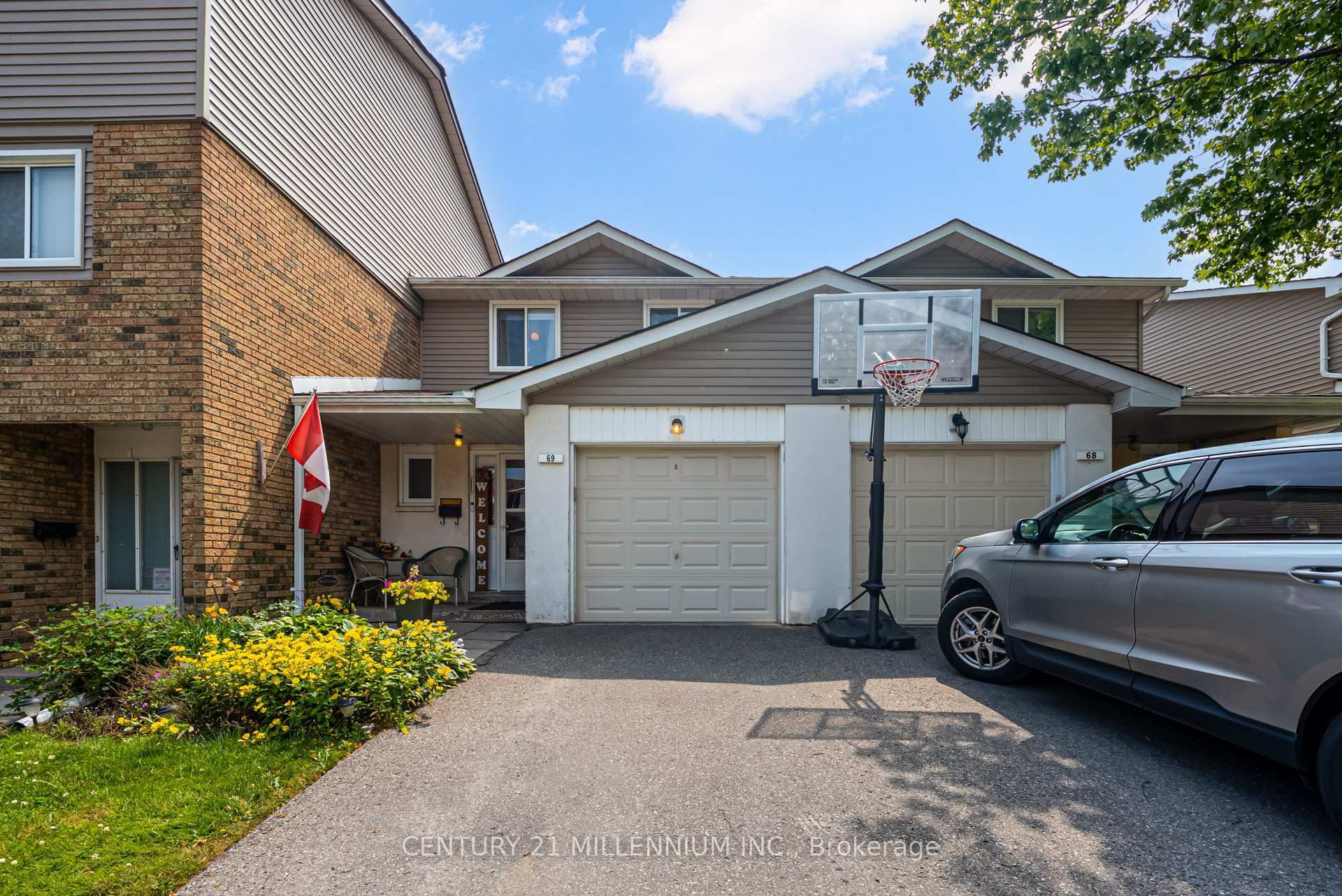 Property Photo: 69 Carisbrooke Court 69 ON L6S 3K1