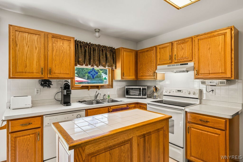 Property Photo: 701 Walker Drive NY 14092