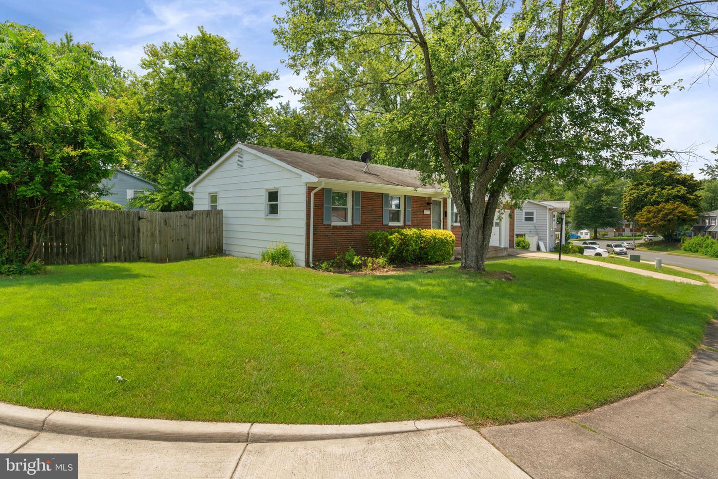 Property Photo:  13223 Hawthorn Lane  VA 22193 
