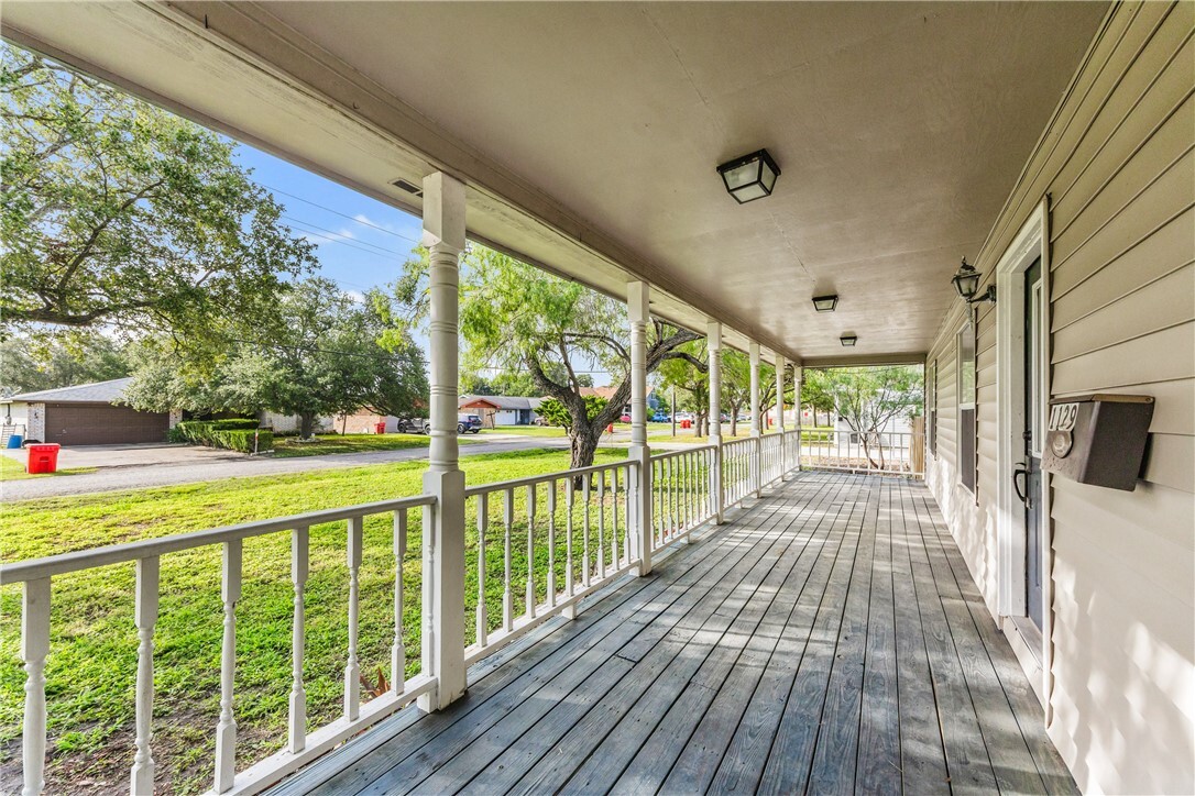 Property Photo: 1129 Cicero Wood TX 78380