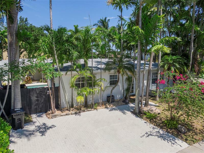 Property Photo: 1400 NE 4th Ct 3 FL 33301