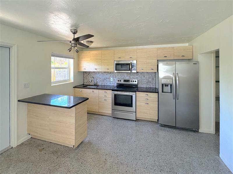 Property Photo: 1219 NE 5th Ter 1 FL 33304