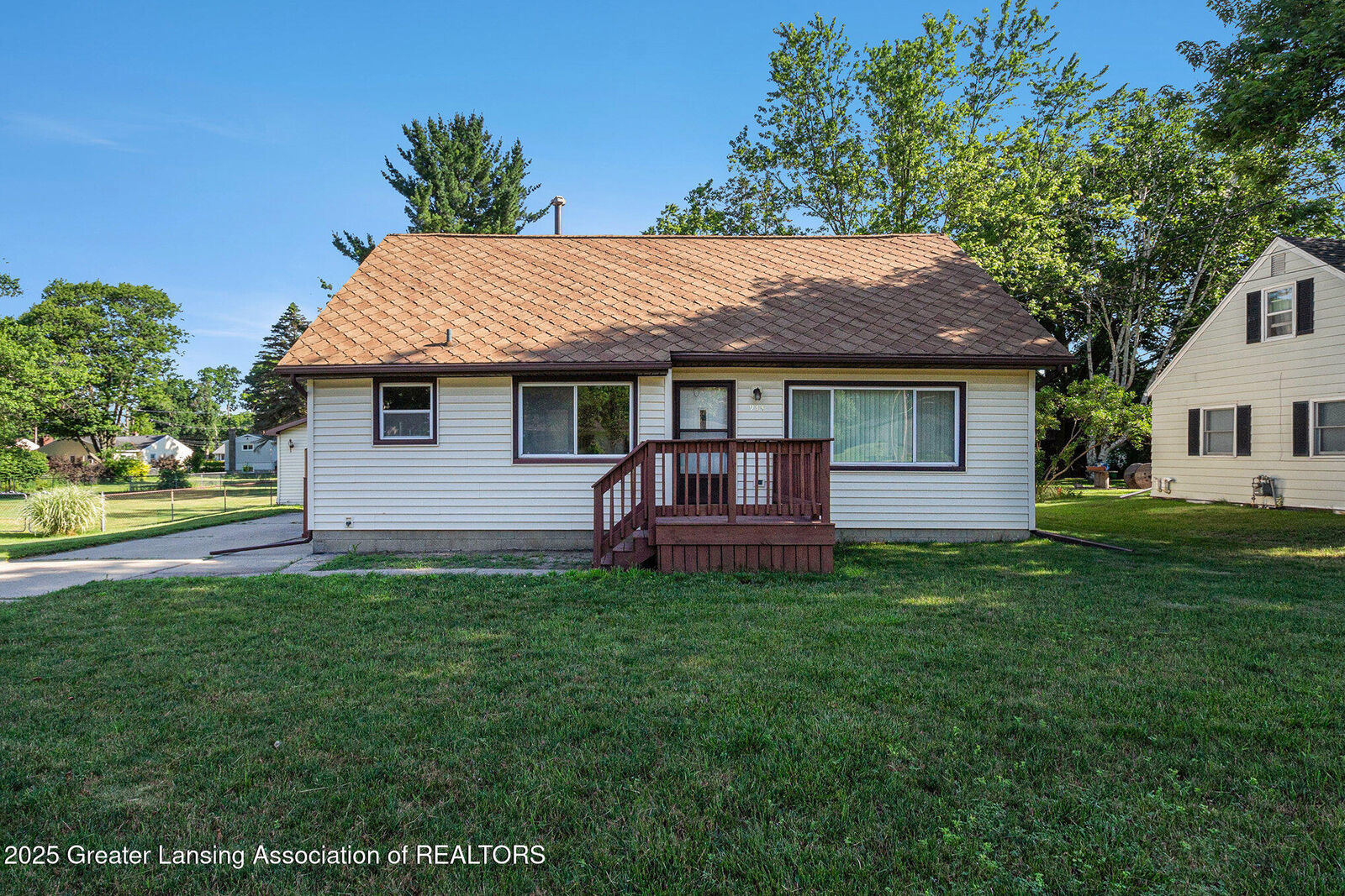 Property Photo: 934 W Northrup Street MI 48911