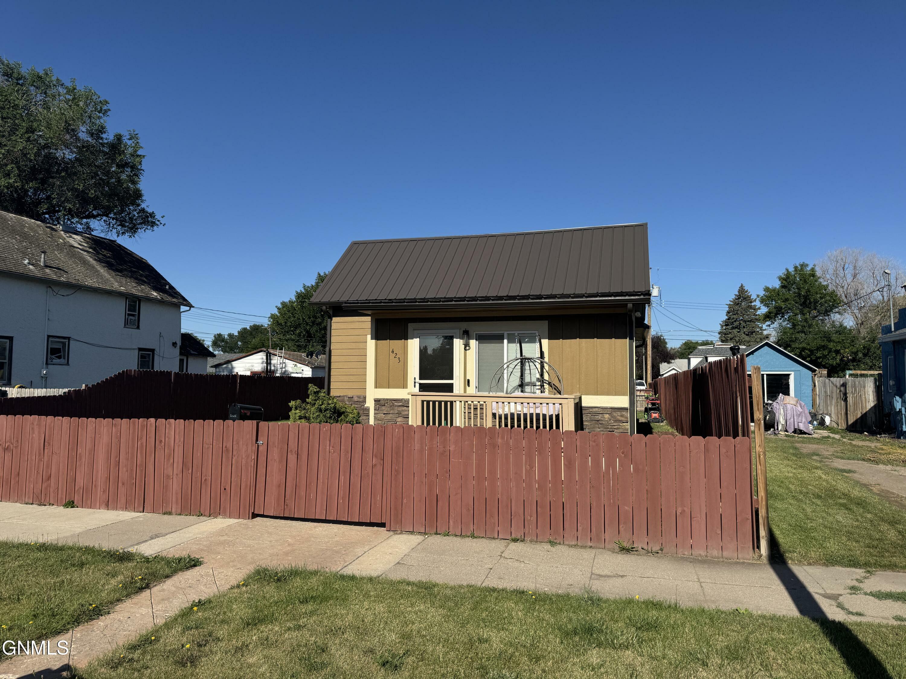 Property Photo: 423 5th Avenue W ND 58801