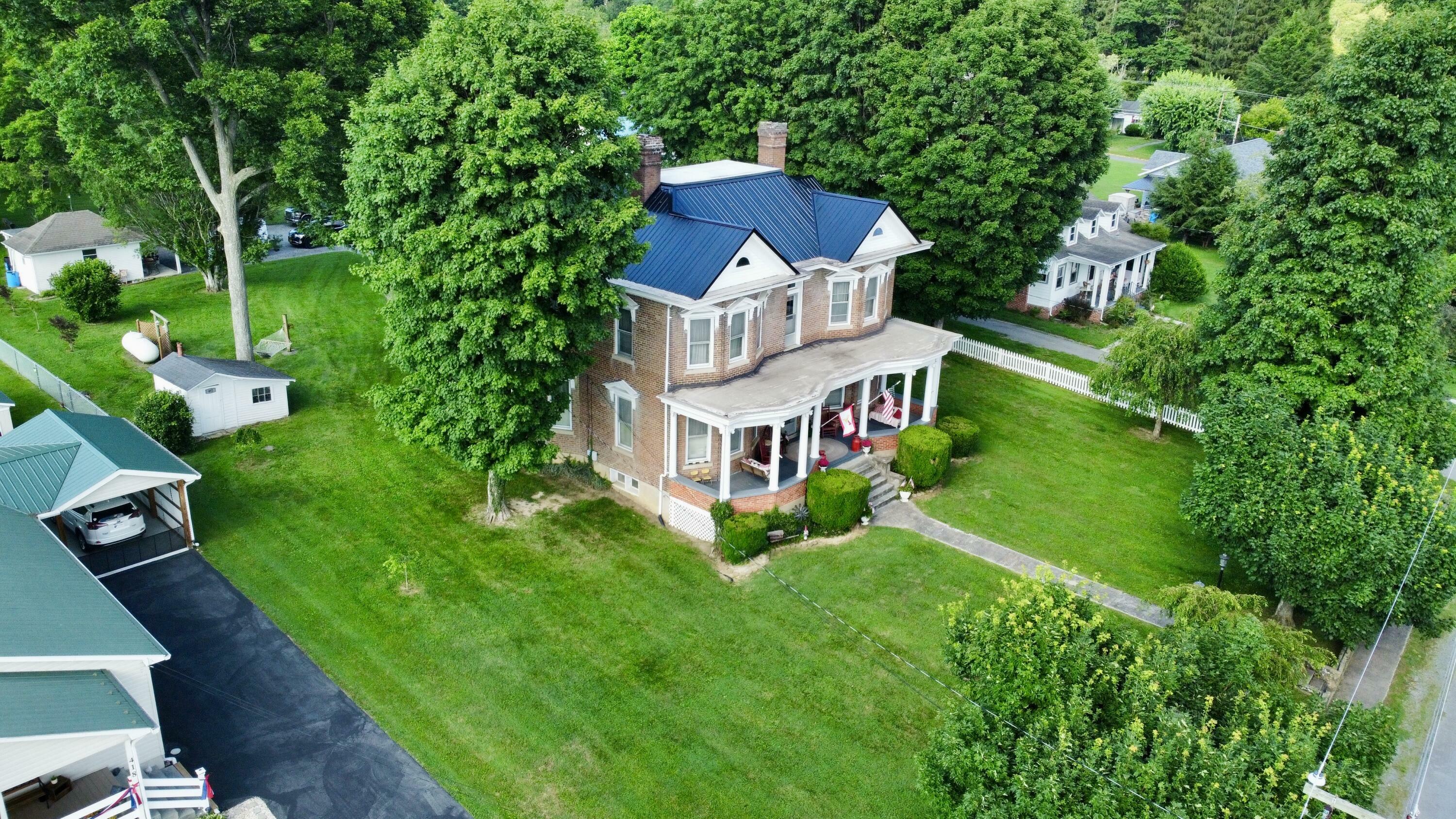 Property Photo: 402 E Chestnut St WV 24910