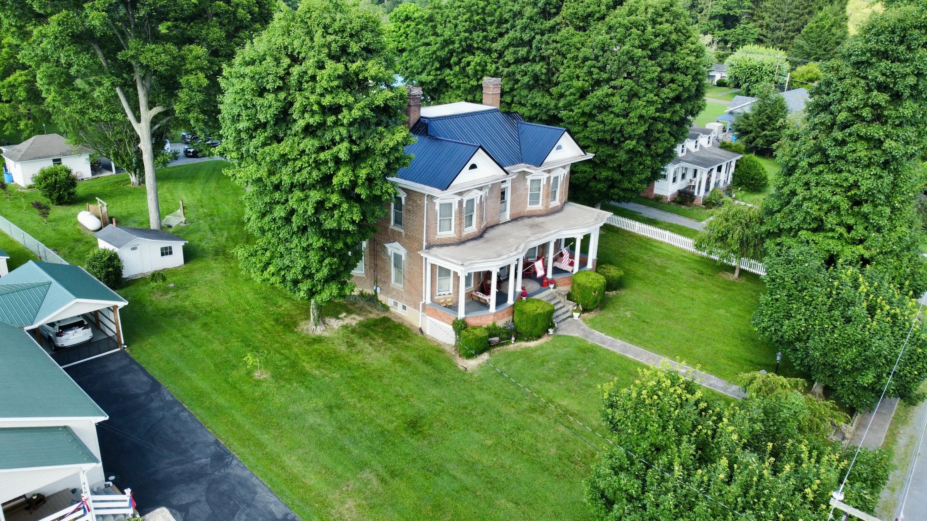 Property Photo: 402 E Chestnut St WV 24910