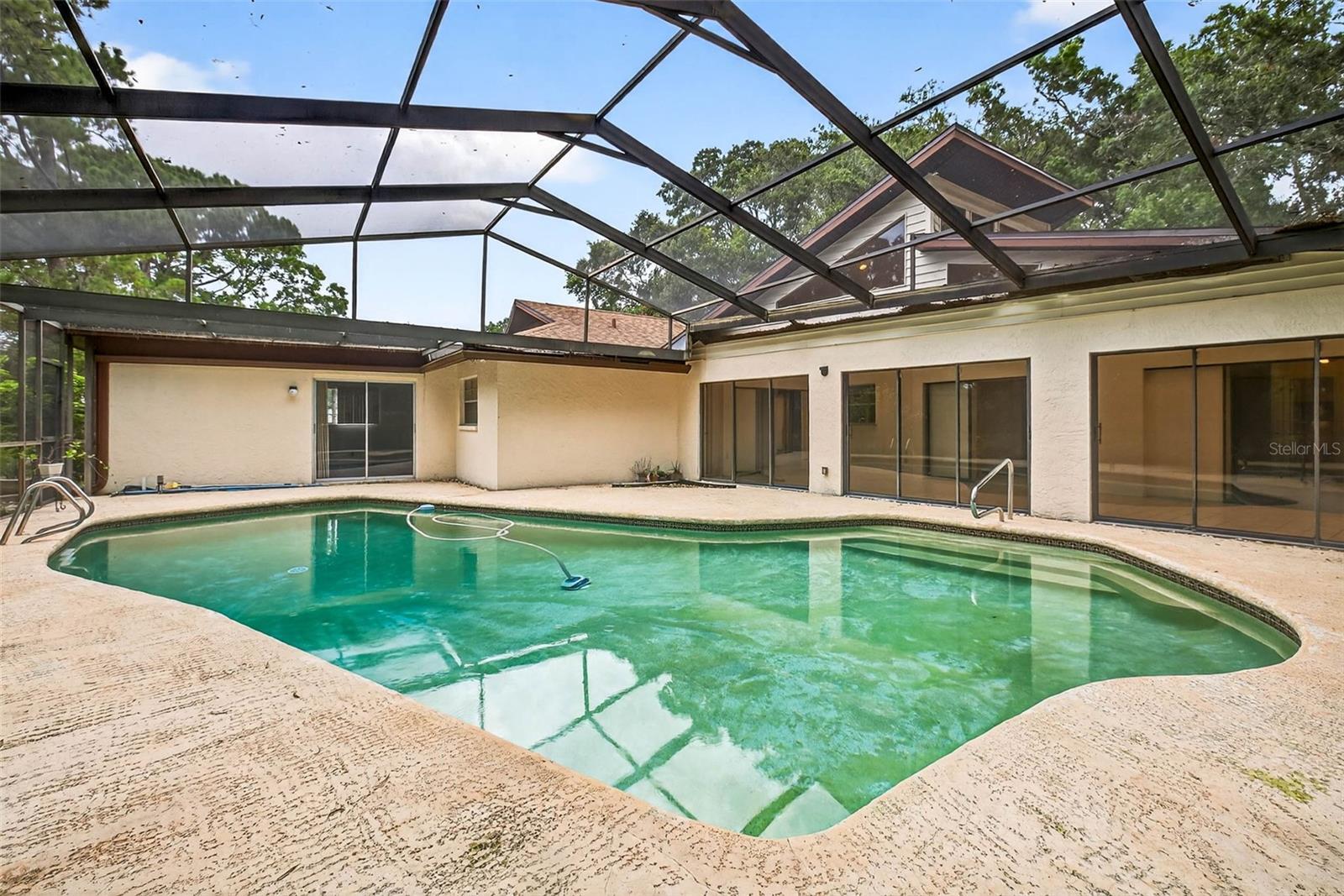 Property Photo: 524 Garrard Drive FL 33617