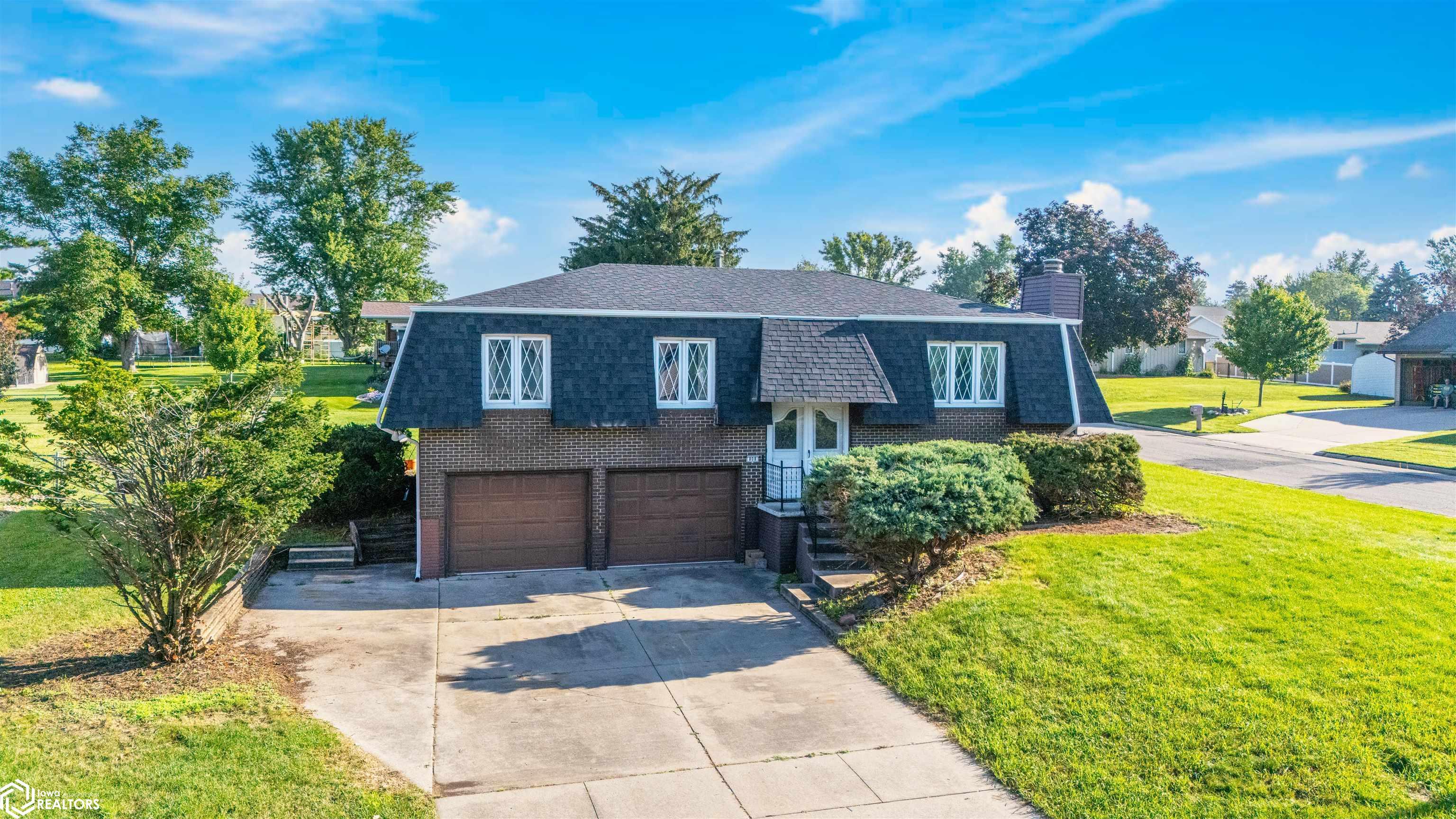 Property Photo: 808 Henry Drive IA 50158