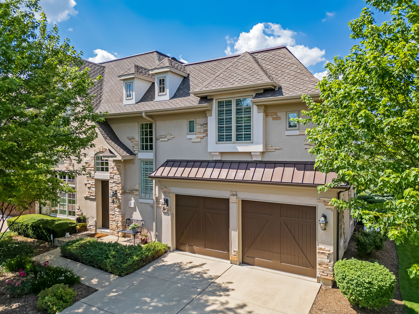 Property Photo: 8 Willowcrest Drive IL 60523