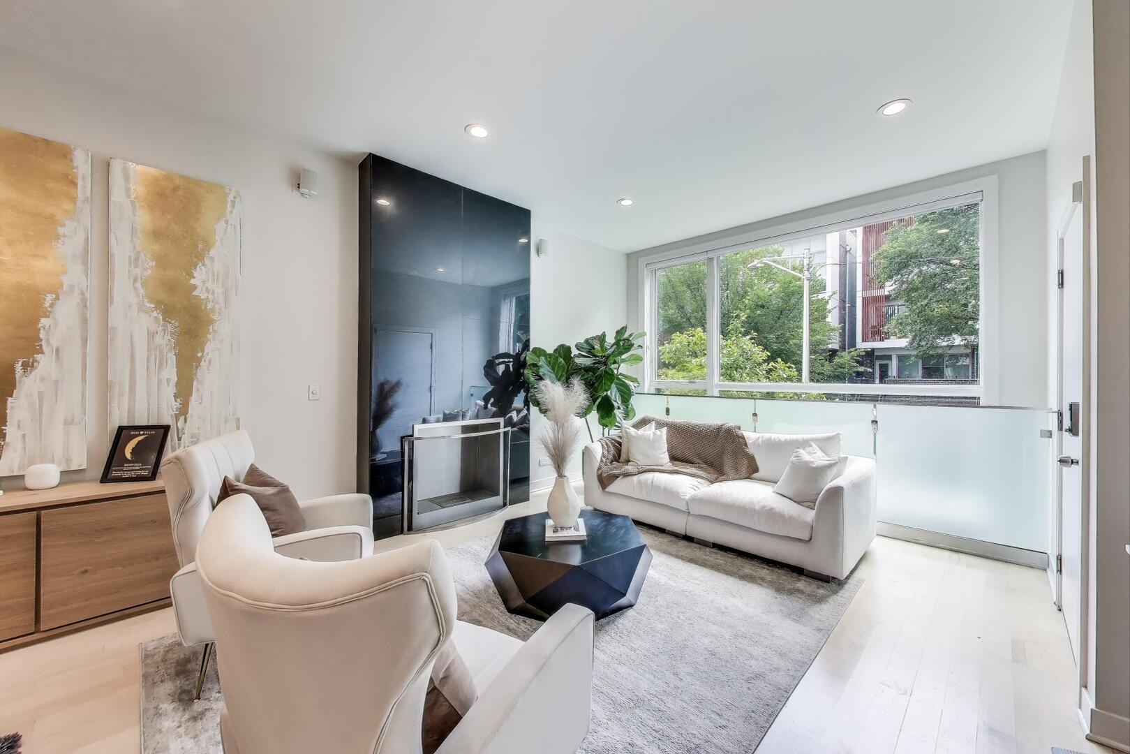 Property Photo: 922 N Hermitage Avenue 1 IL 60622