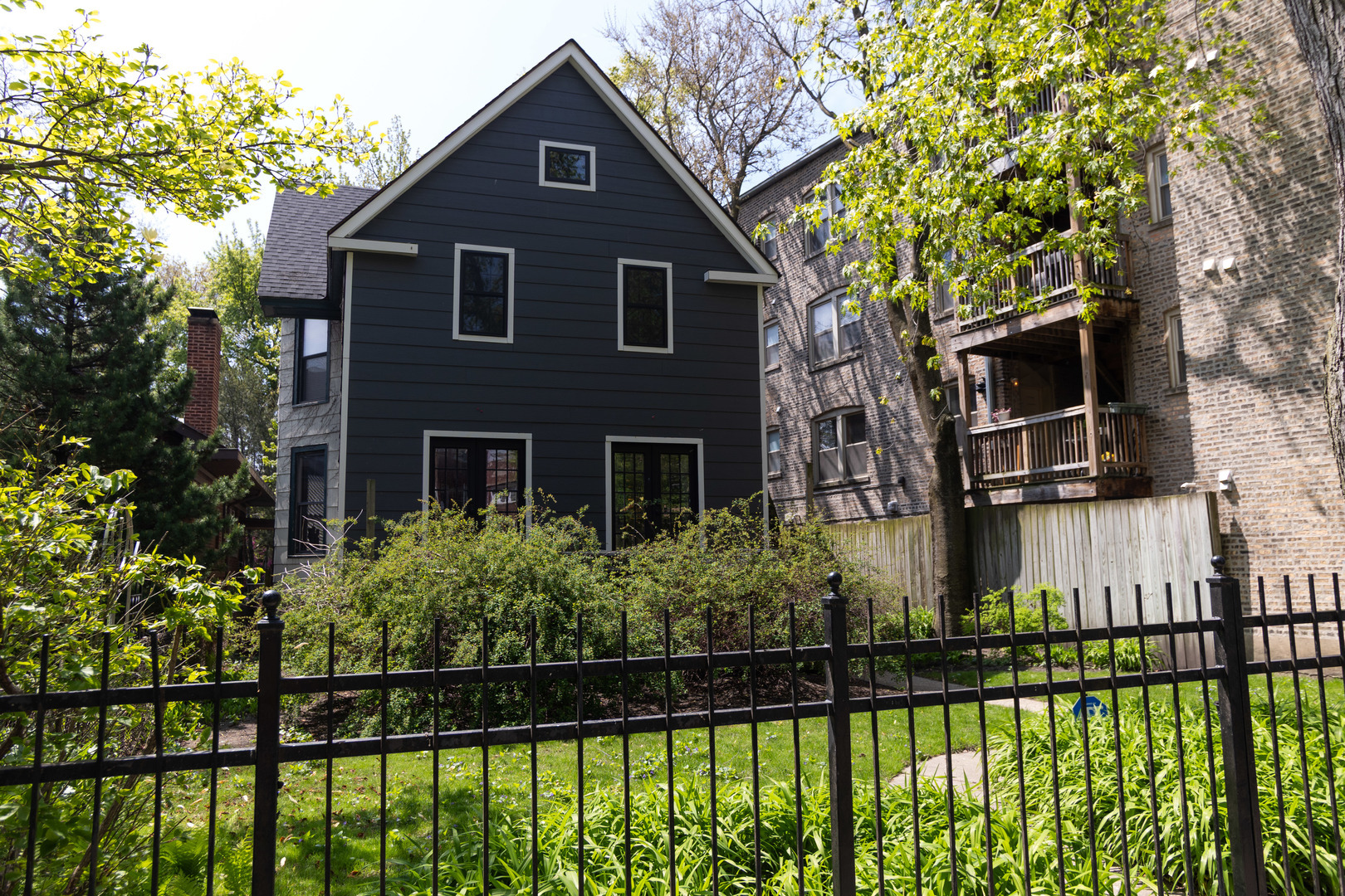 Property Photo: 1663 W Farwell Avenue IL 60626