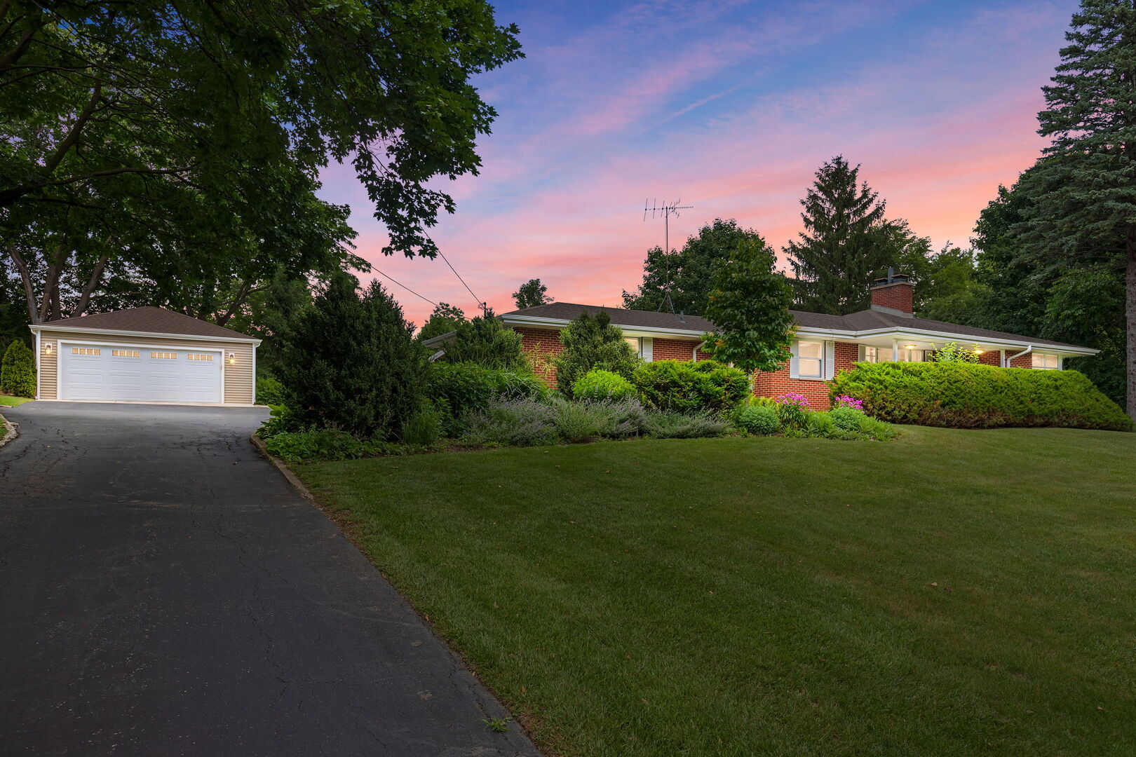 240 Roslyn Road  Barrington IL 60010 photo